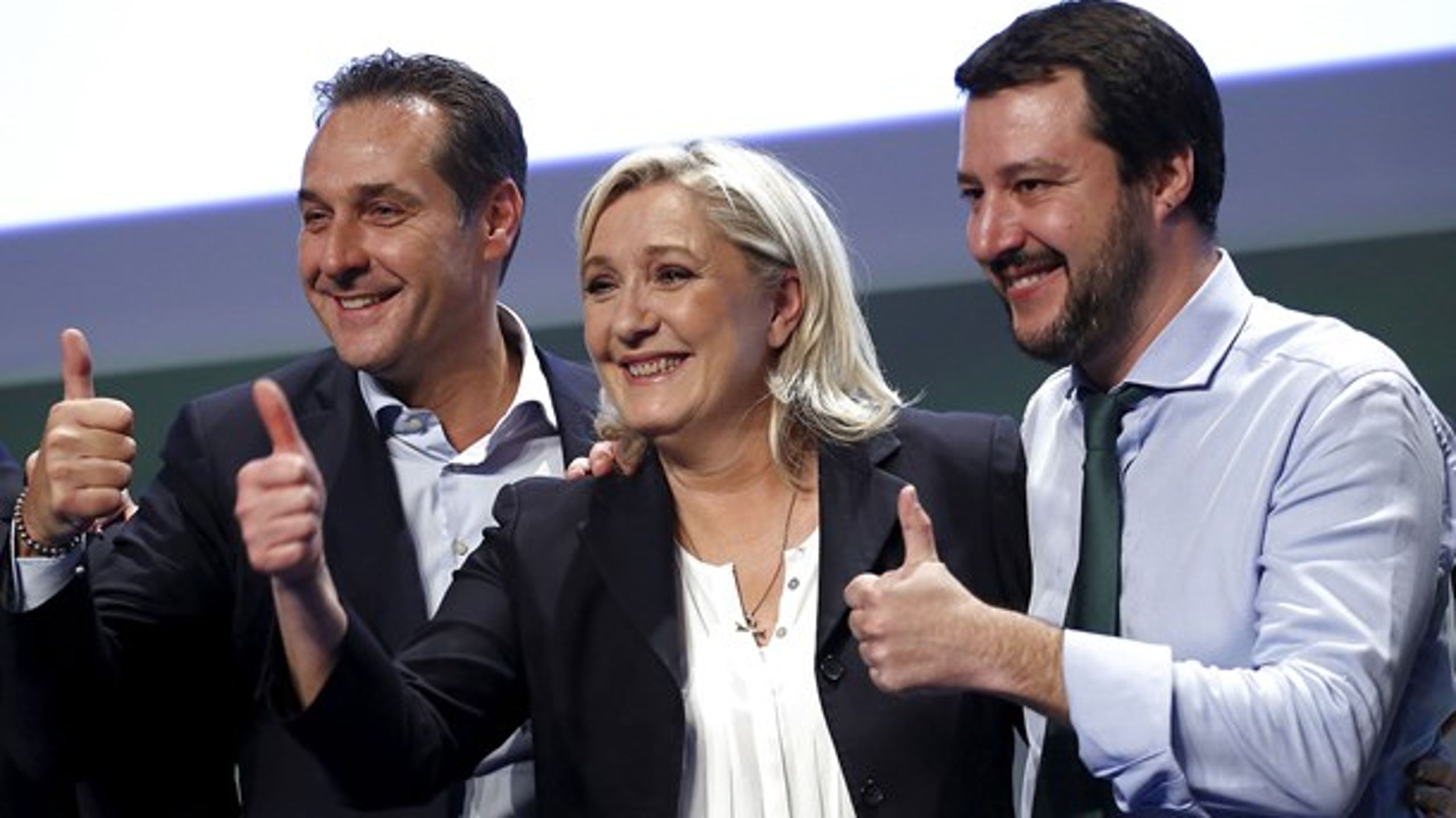Det højrenationale La Lega, der kan blive EU-Parlamentets største parti ved næste valg,&nbsp;sidder til daglig i gruppe med&nbsp;det østrigske Frihedsparti, her repræsenteret ved formand Heinz-Christian Strache (t.v.),&nbsp; og Rassemblement Nationals Marine Le Pen (m.f.).&nbsp;Nu rækker formand&nbsp;Matteo Salvini (t.h.) ud efter andre dele af det højrenationale europæiske spektrum ved at invitere blandt andre&nbsp;Dansk Folkeparti til møde i Milano.