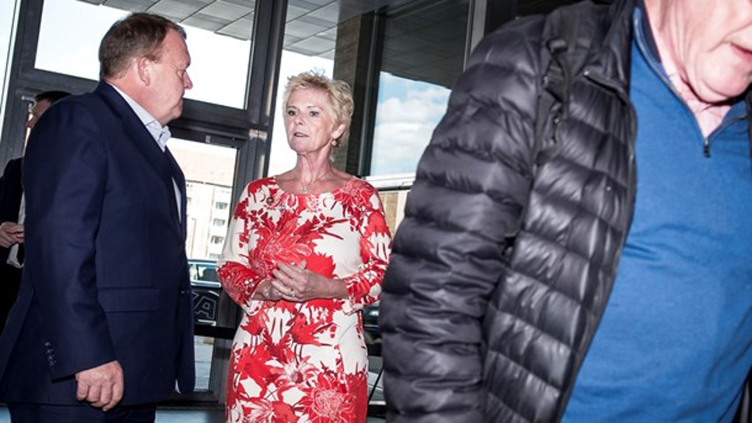 FH-formand Lizette Risgaard byder velkommen til Lars Løkke Rasmussen, der var inviteret til at tale på topmødet i KB-Hallen.