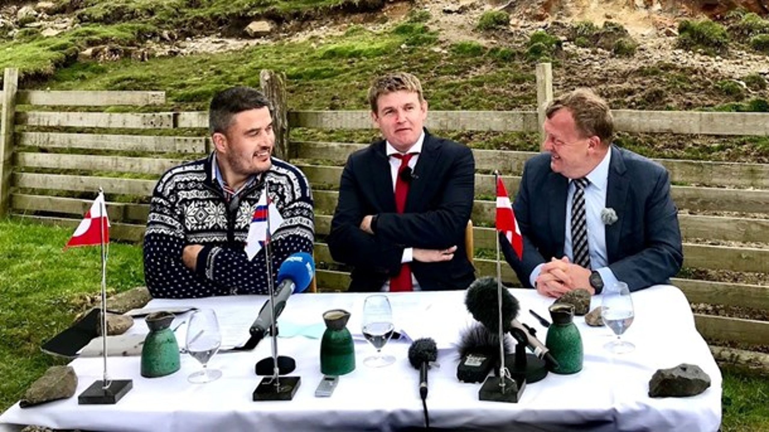 Kim Kielsen (t.v.), Aksel V. Johannesen (i midten) og Lars Løkke Rasmussen (t.h.) ved rigsmødet på Færøerne i juni 2018.