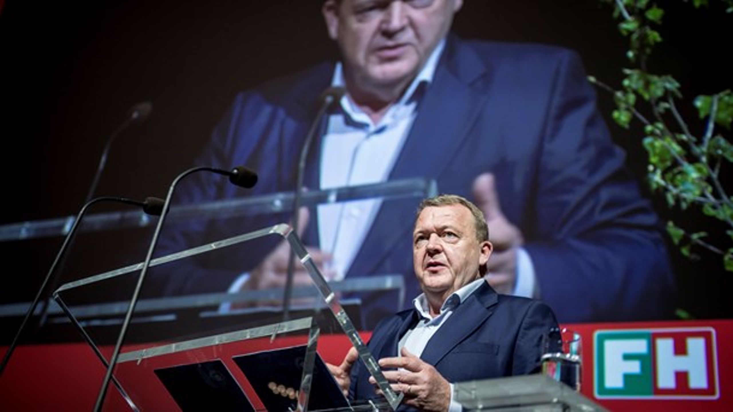 <div>Statsminister Lars Løkke Rasmussen (V) på talerstolen hos konferencen fra FH, den nye hovedorganisation for lønmodtagere.</div>