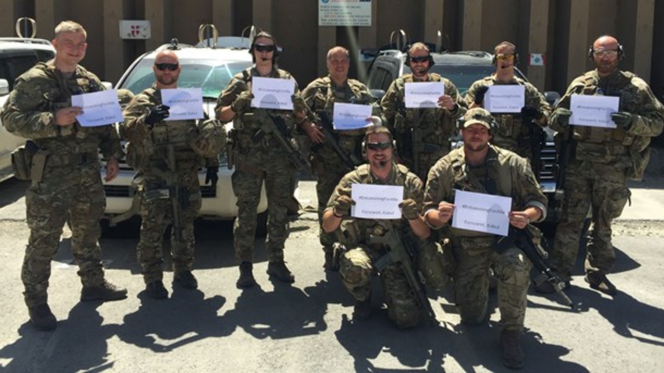 De udsendte soldater i Kabul viser deres engagement i forbindelse med OK18. På deres skilte står: "En løsning for alle".