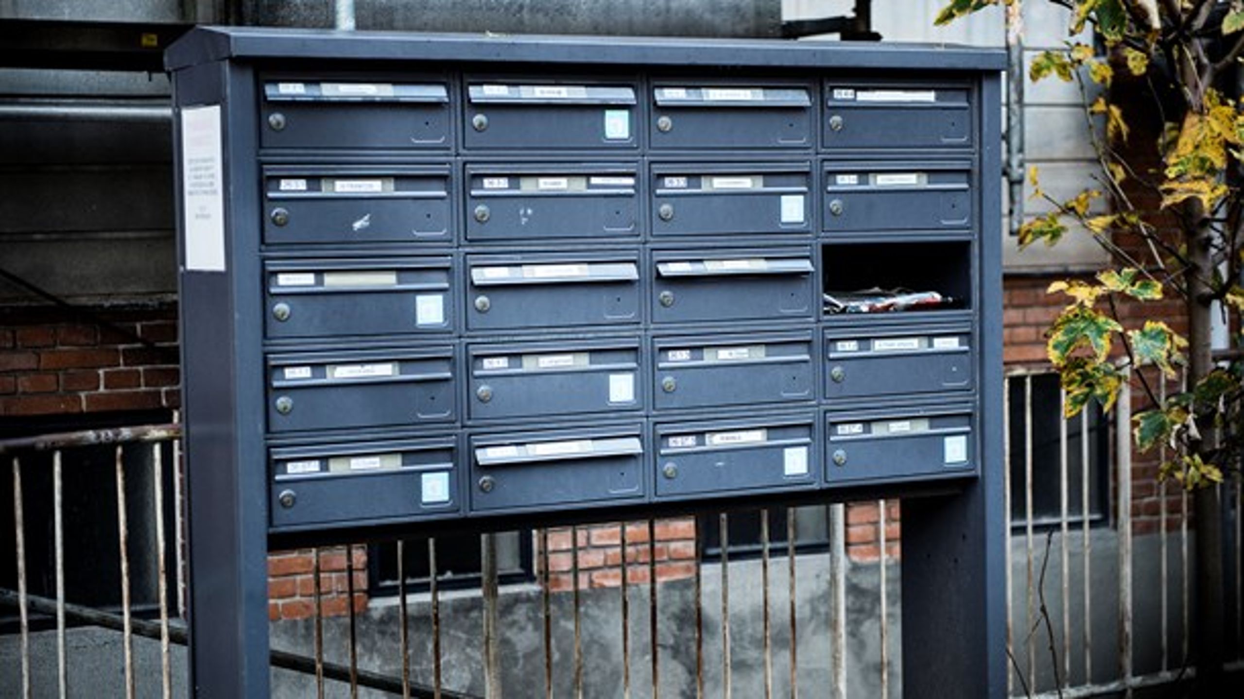 Helt ærligt: Hvor tit tømmer du selv din postkasse? Det spørger fire almene selskaber i et debatindlæg.