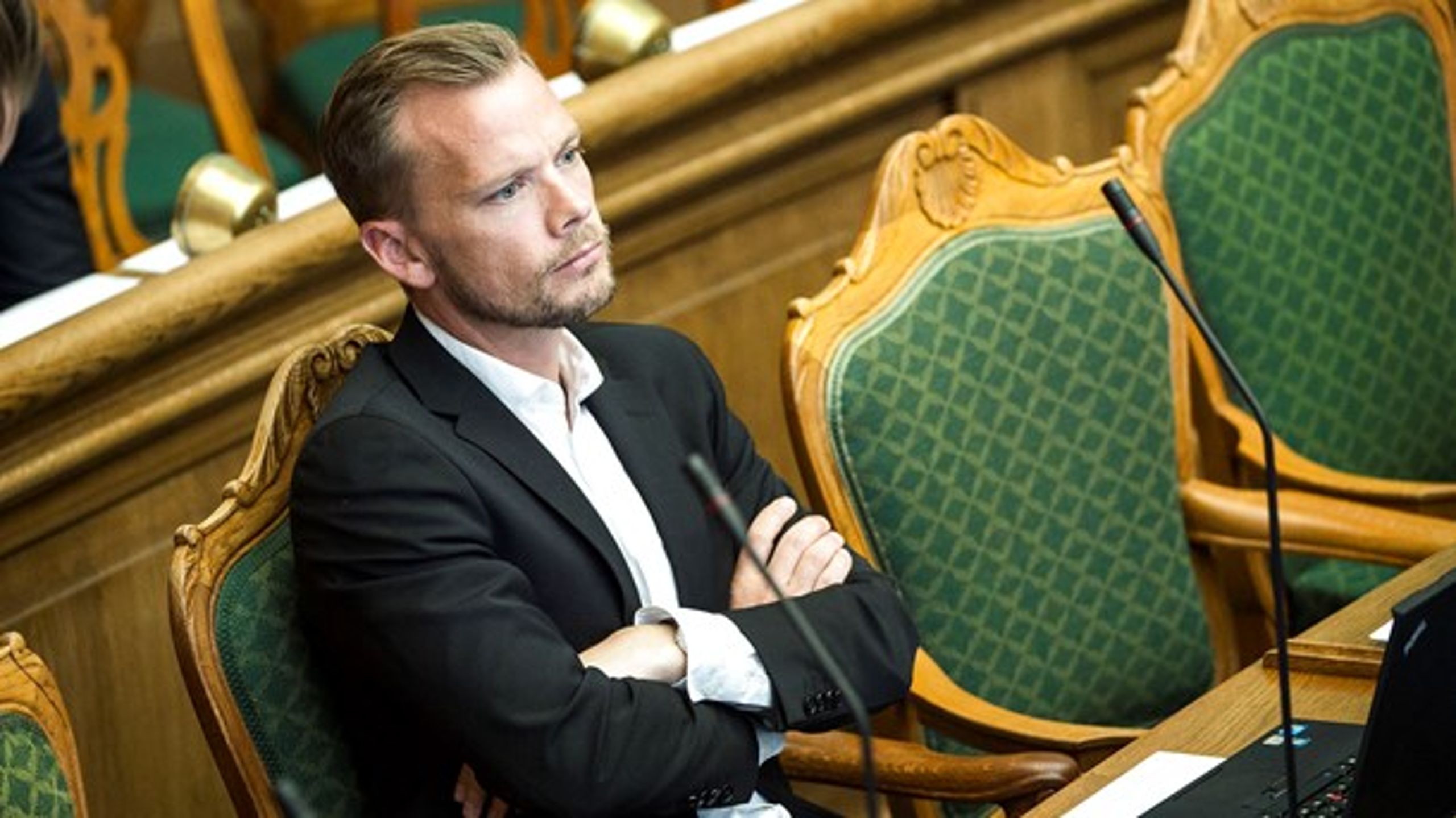 Peter Hummelgaard langer ud efter beskæftigelsesminister Troels Lund Poulsen for at hemmeligholde rapport om nedslidning under forhandlinger.