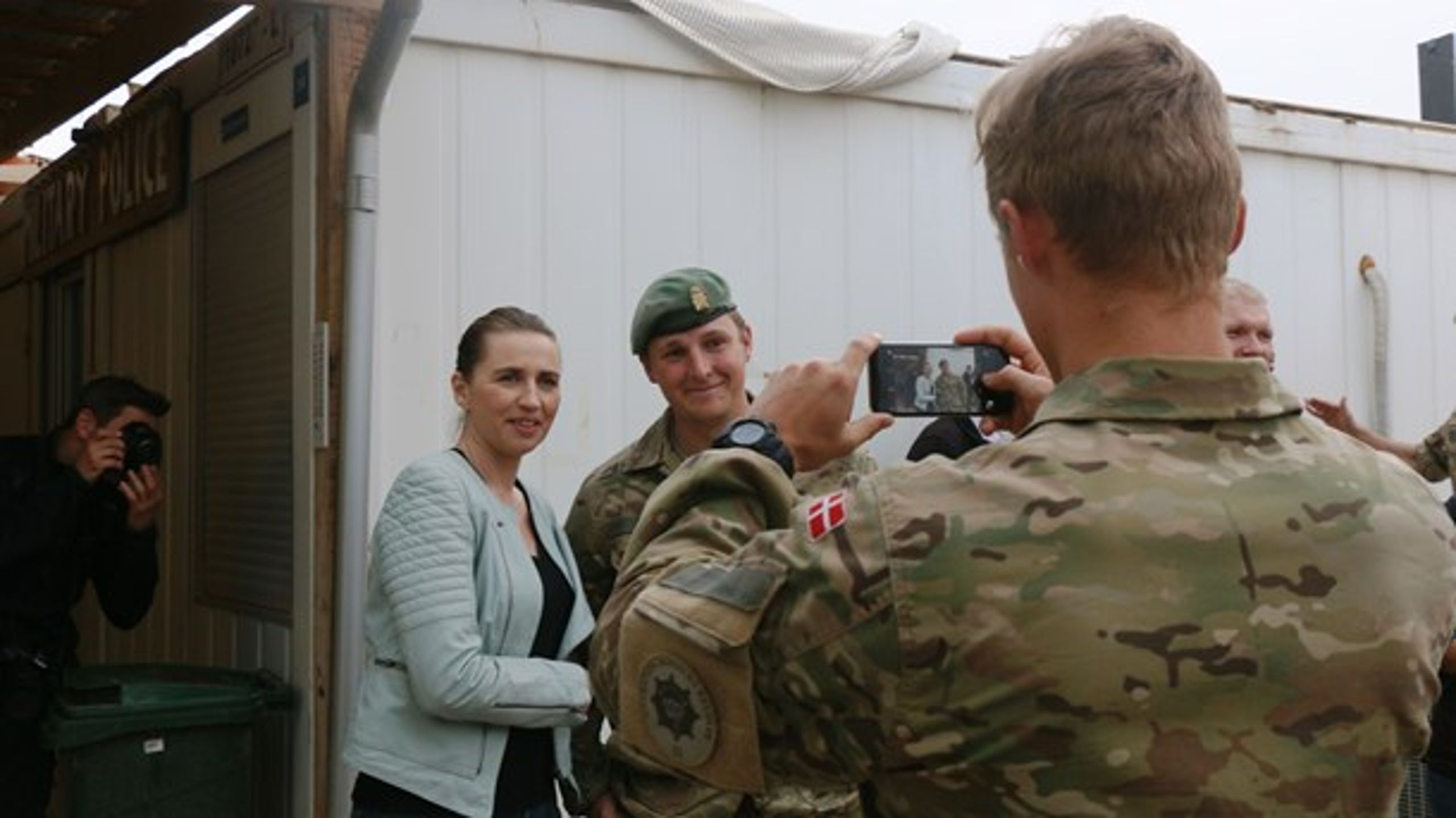 Mette Frederiksen besøgte i marts 2017 danske soldater på Al Asad Air Base i Irak sammen med forsvarsminister Claus Hjort Frederiksen.