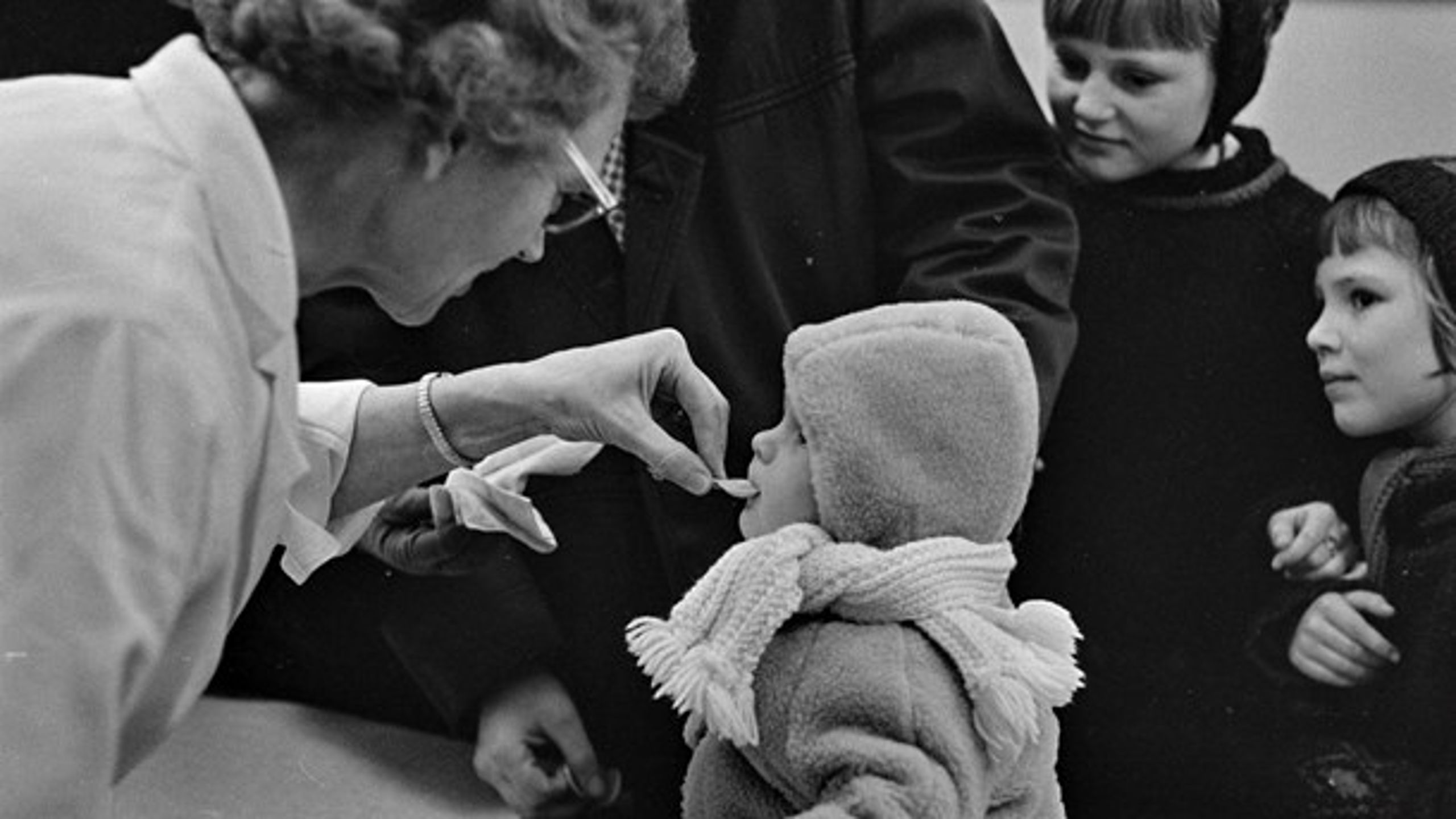 I 1950'erne førte en polioepidemi til, at cirka 350 børn døde, og at&nbsp;der blev gennemført en omfattende poliovaccination af den danske befolkning.