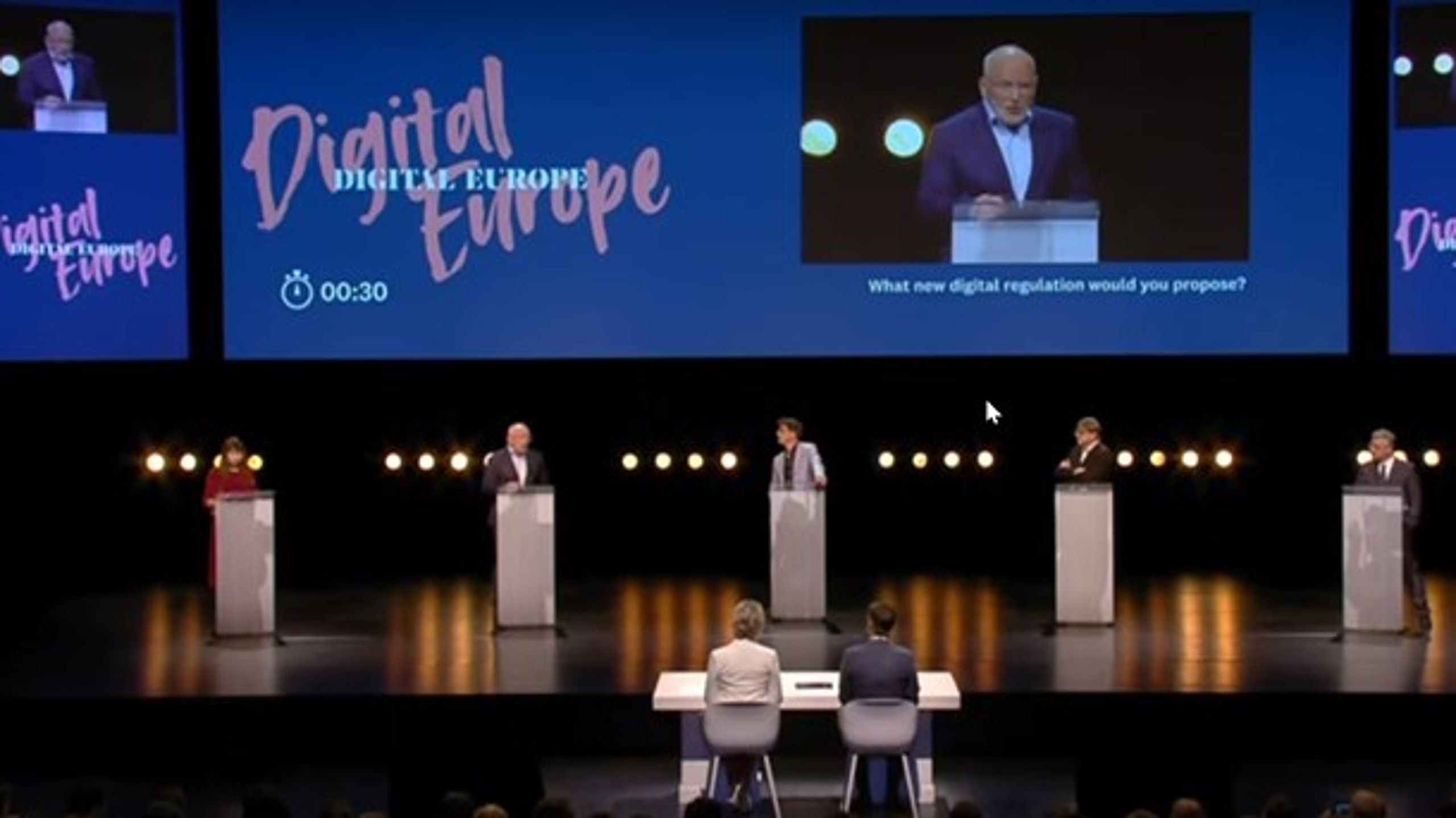 Ifølge en onlinebrugerundersøgelse vandt den hollandske socialdemokrat og førstenæstformand i EU-Kommissionen Frans Timmermans debatten mandag aften i Maastricht. Det er ham, der ses på storskærmen.