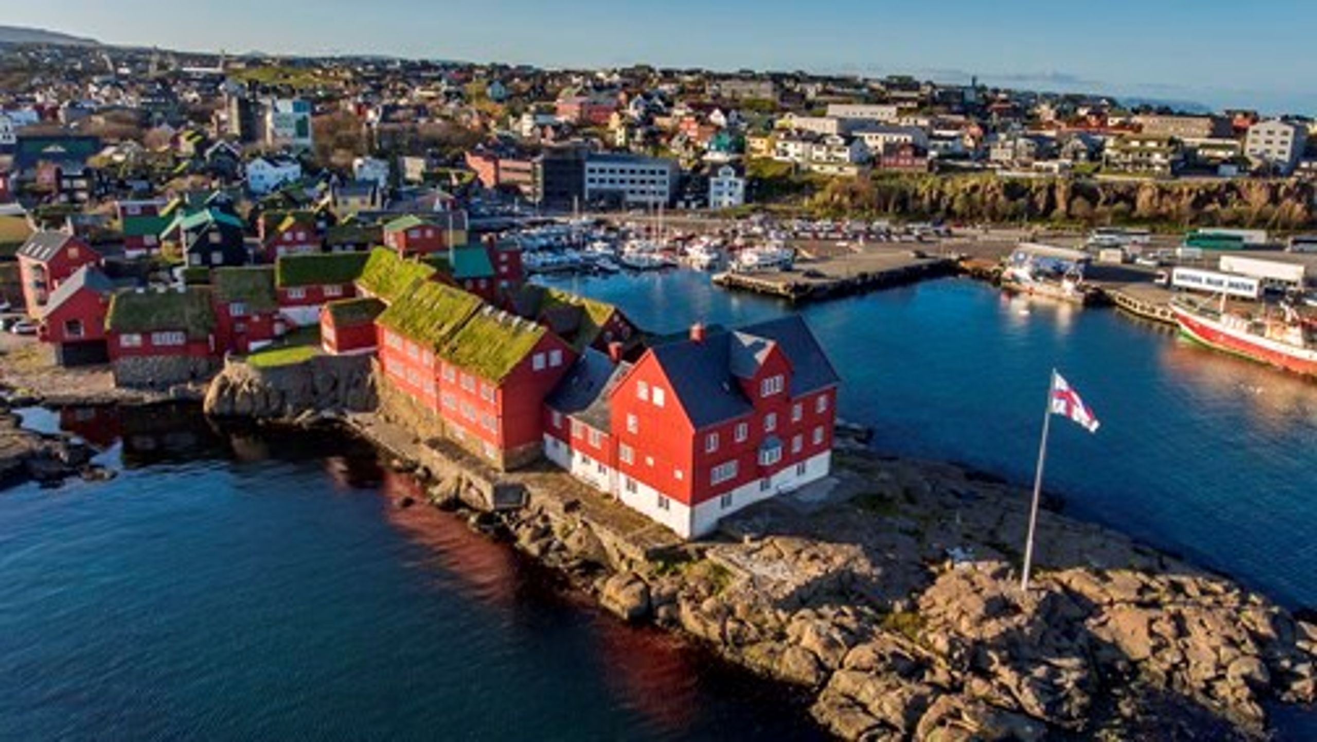 Tinganes-pynten i havnen i Tórshavn huser den færøske centraladministration.