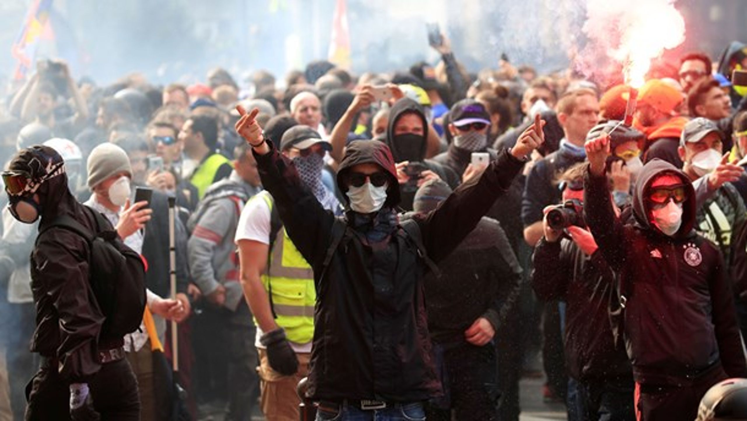 I Paris blev demonstrationerne 1. maj ramt af vold og nye protester mod præsident Macron forud for europaparlamentsvalget senere på måneden.