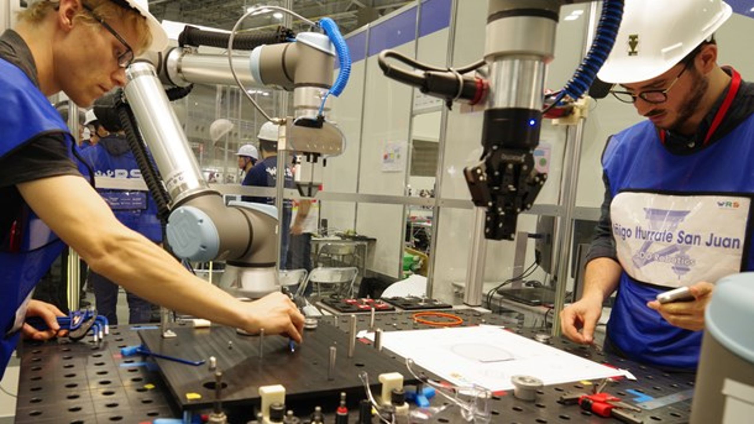 SDU-forskere arbejder på robotten, der sikrede dem sejren i en stor japansk robotkonkurrence.