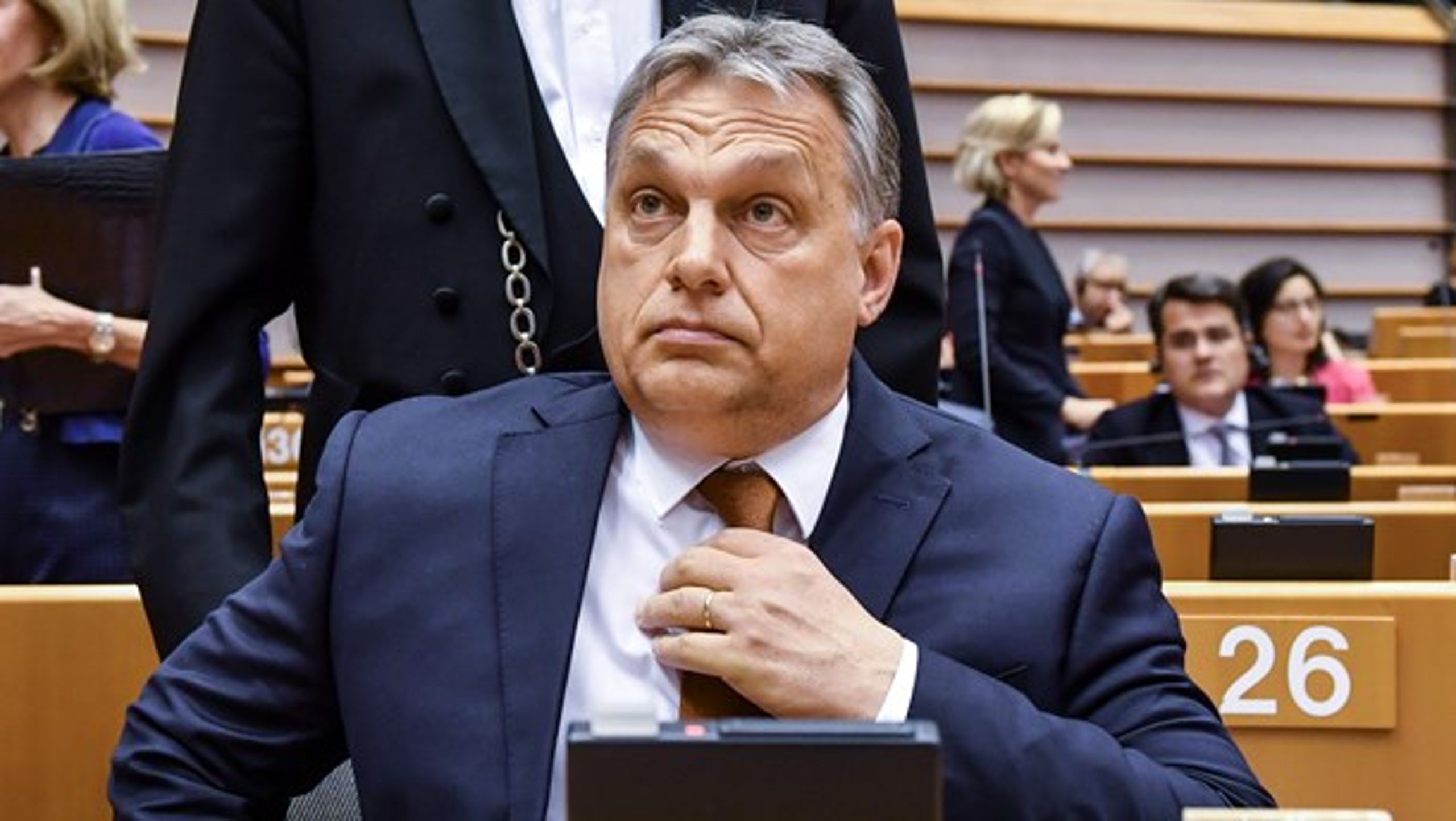 De europæiske politikeres skåltaler mod Orbáns politik er ikke nok. Nu skal der handles, skriver Nikolaj Villumsen.