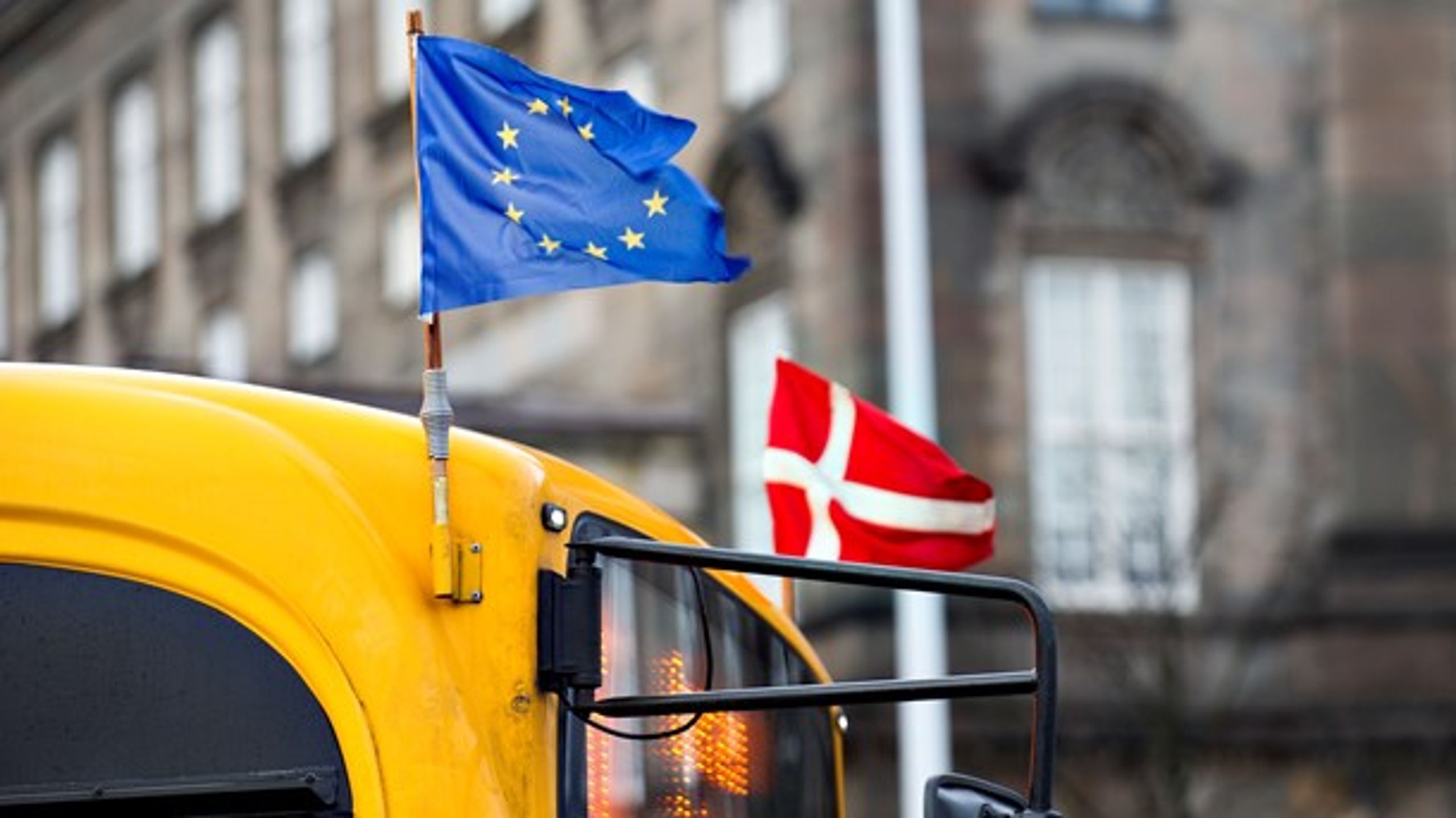 Messerschimdt fortæller, at han ikke skænkede Europadag en tanke, før han så nogle små, våde EU-flag på en bus.<br>