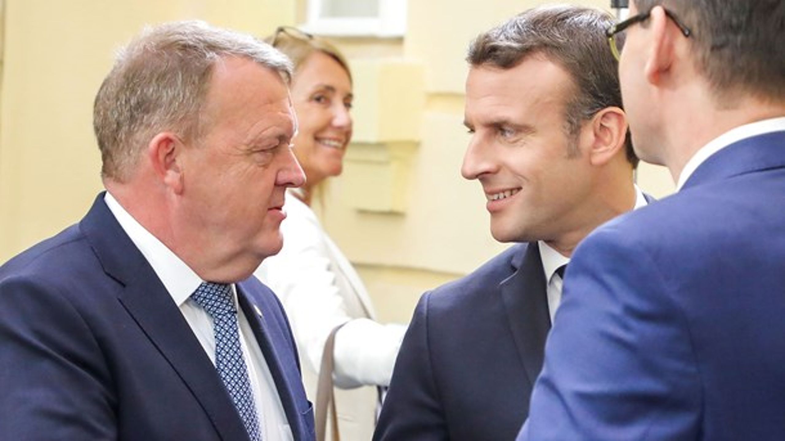 Der er mange ting, statsminister Lars Løkke Rasmussen (t.v.) ikke er enig med den franske præsident, Emmanuel Macron (t.h.), om. Men ingen af dem kan lide den såkaldte spitzenkandidatproces til udvælgelse af den næste EU-kommissionsformand.