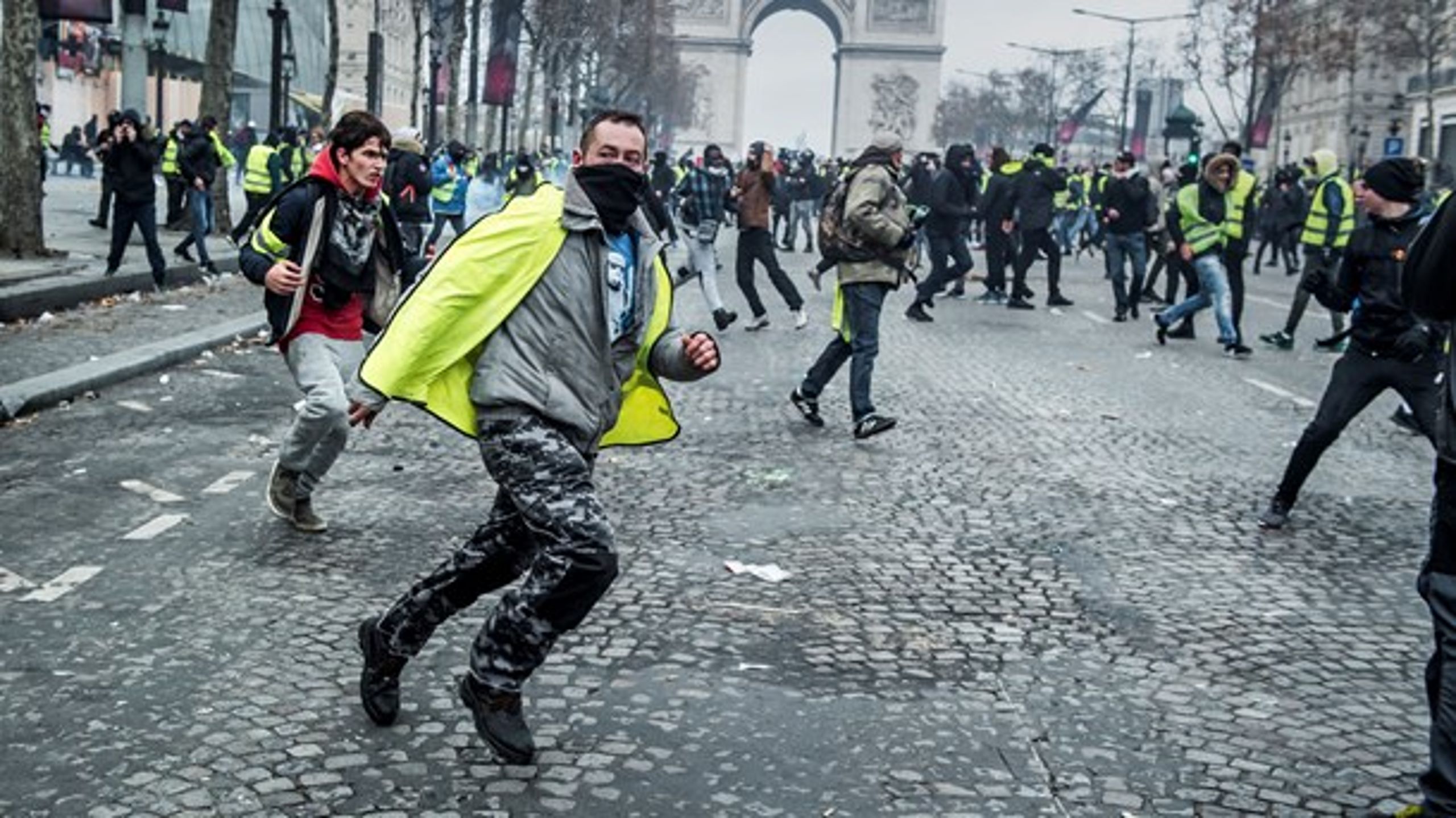 En lovreguleret mindsteløn risikerer at føre til flere politiske strejker, som man ser i Frankrig, hvor De Gule Veste går på gaden for blandt andet en stigning i den lovbestemte mindsteløn.