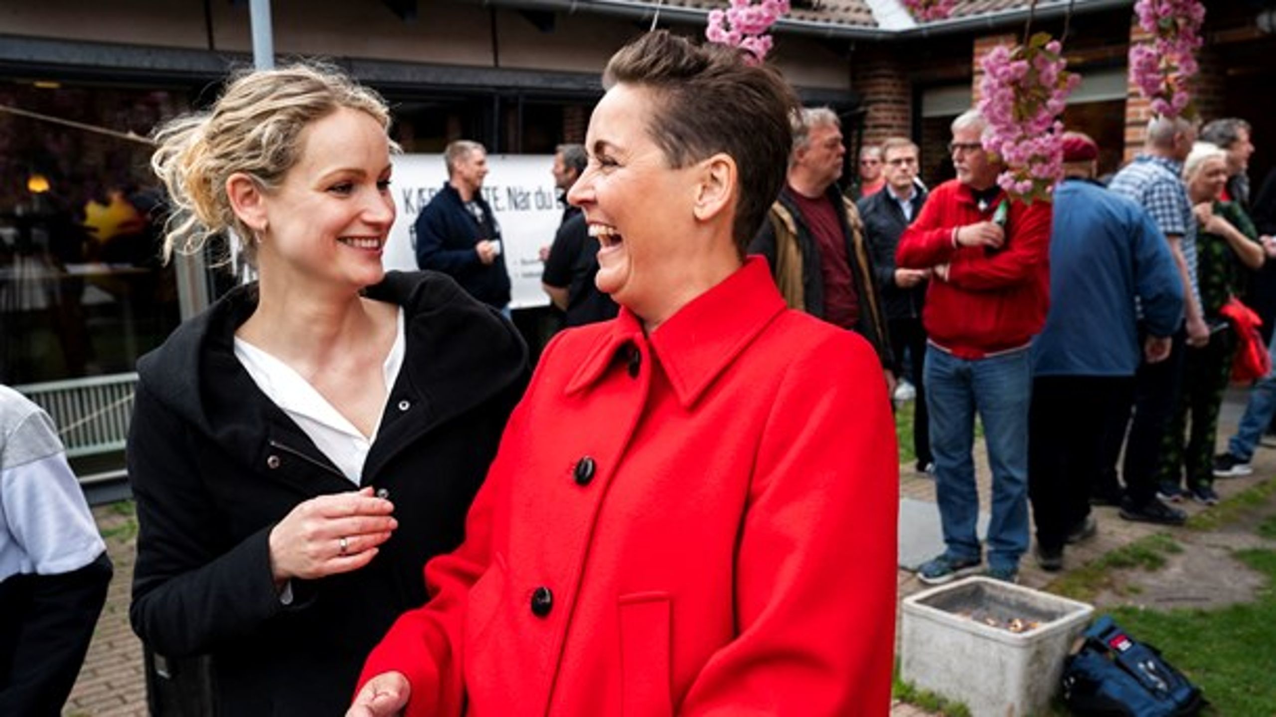 Enhedslistens Pernille Skipper (tv.) og SF's Pia Olsen Dyhr står til hele 32 mandater tilsammen i den nyeste måling fra Norstat.