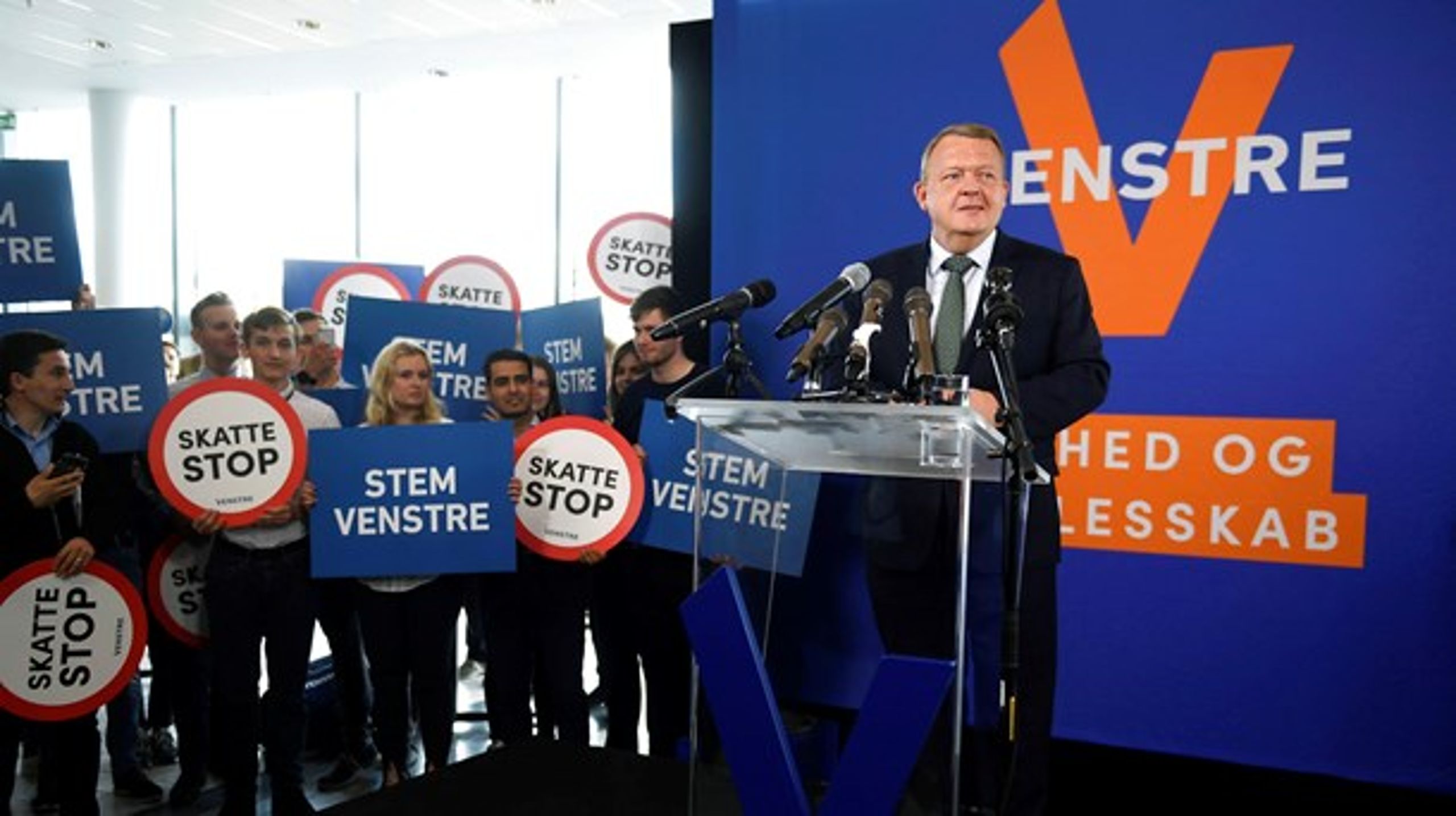 Med VU'ere i ryggen holdt Venstres formand Lars Løkke Rasmussen (V) søndag peptalk for partifællerne i Bella Center i København.