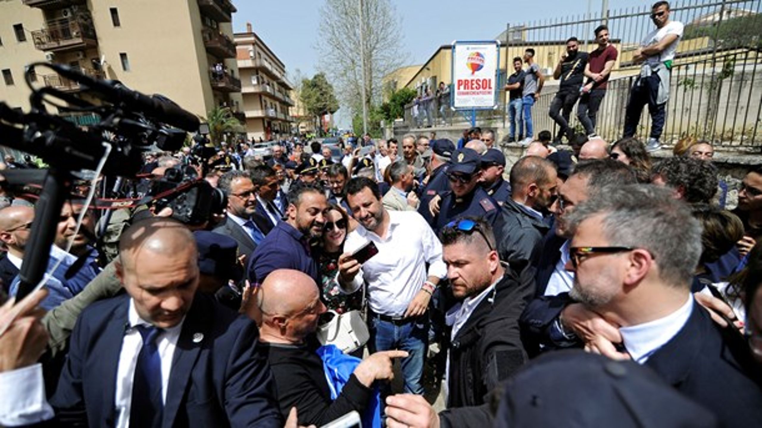 Nationalistleder og indenrigsminister Matteo Salvini, da han i april åbnede en ny politistation i den sicilianske landsby Corleone, kendt fra Godfather-filmene.