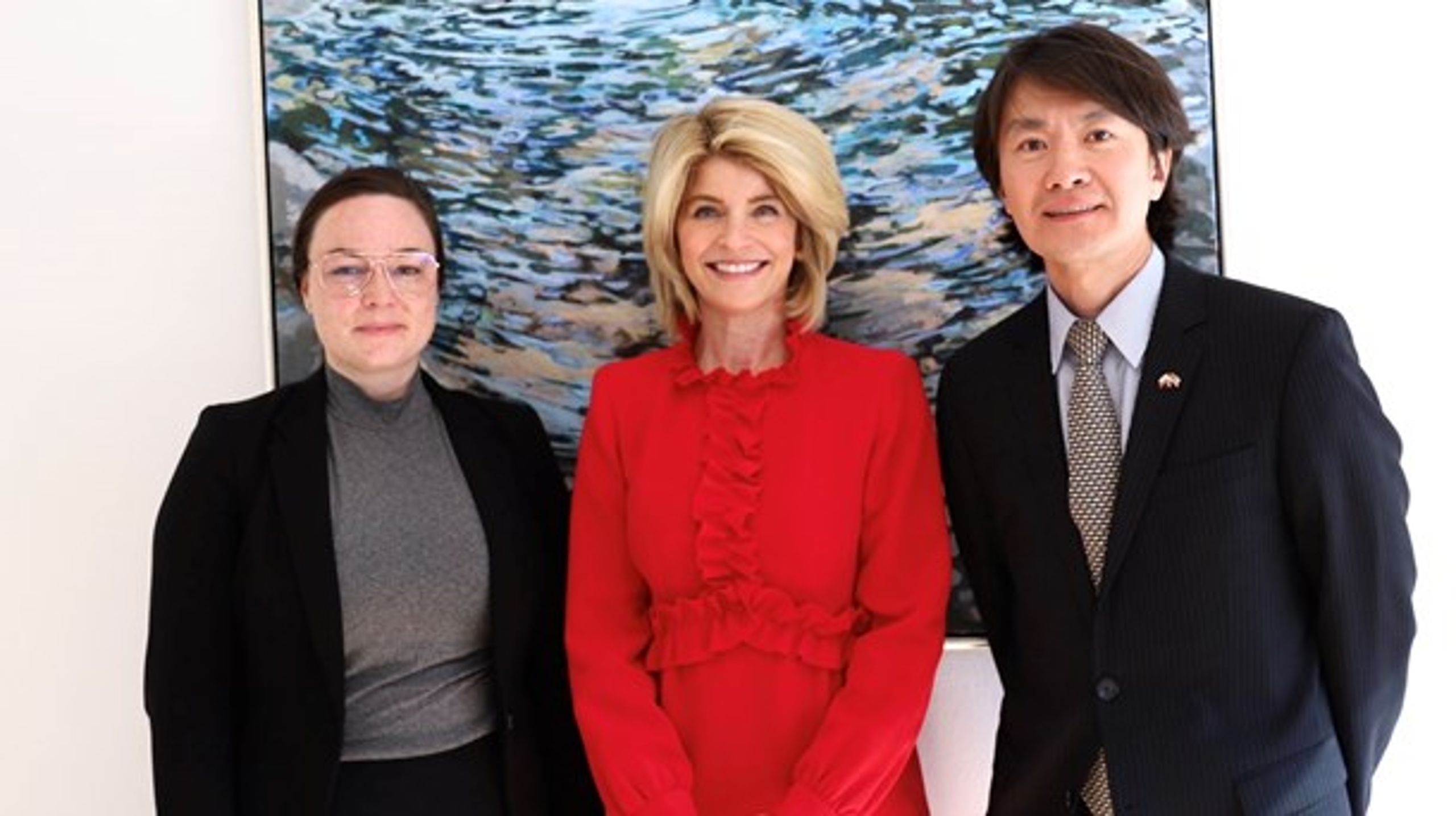 Sung Choi (t.h.) og USA's ambassadør til Danmark, Carla Sands (i midten), mødtes blandt andet med Nuuks viceborgmester, Randi V. Evaldsen (t.v.), under deres besøg i Grønland. (Foto: Den amerikanske ambassade)