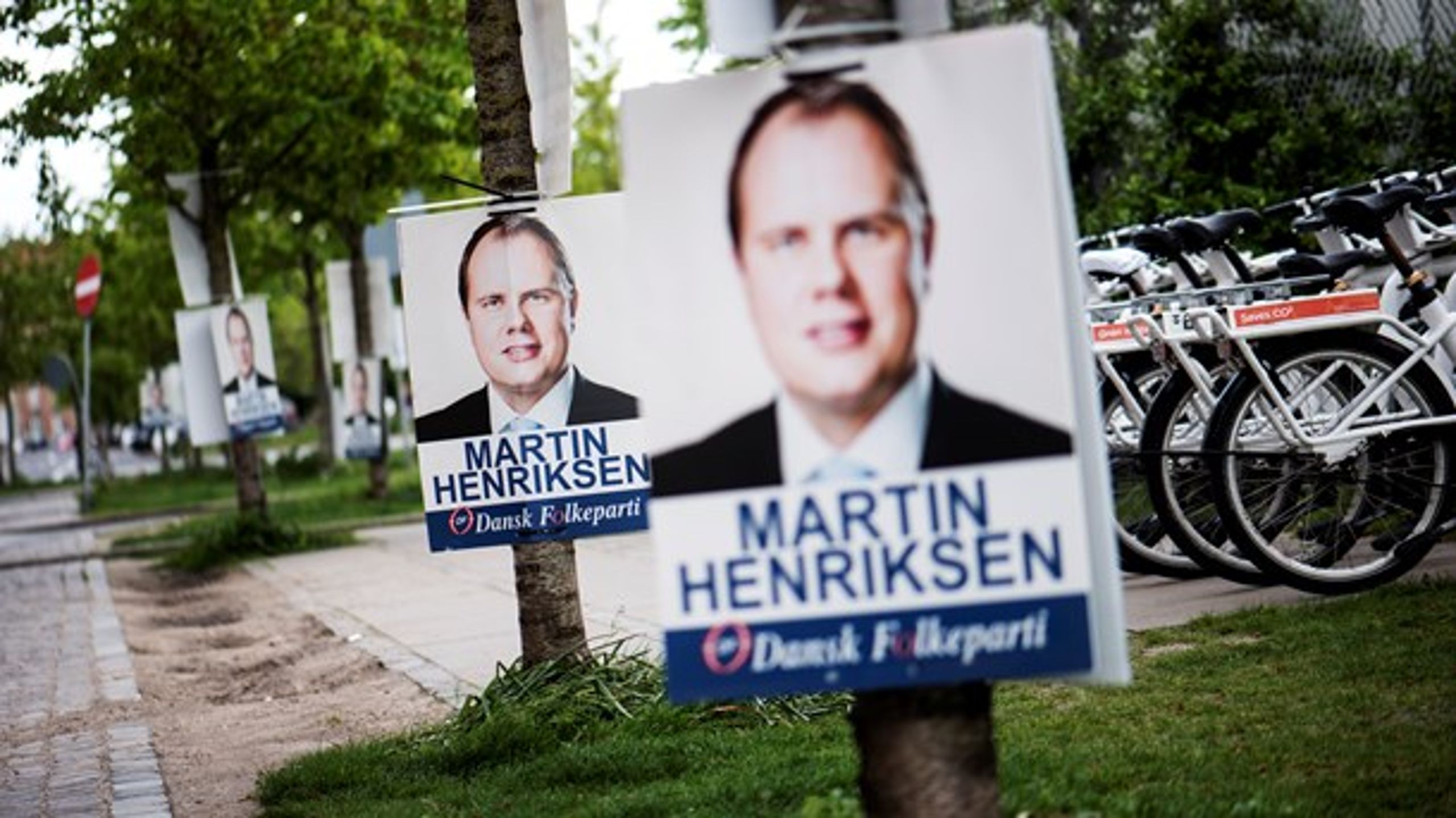 Dansk Folkeparti bløder i meningsmålingerne, men en ny prognose viser, at det ikke går ud over deres folketingsmedlemmer i København. Det kan redde udlændingeordfører Martin Henriksen.&nbsp;