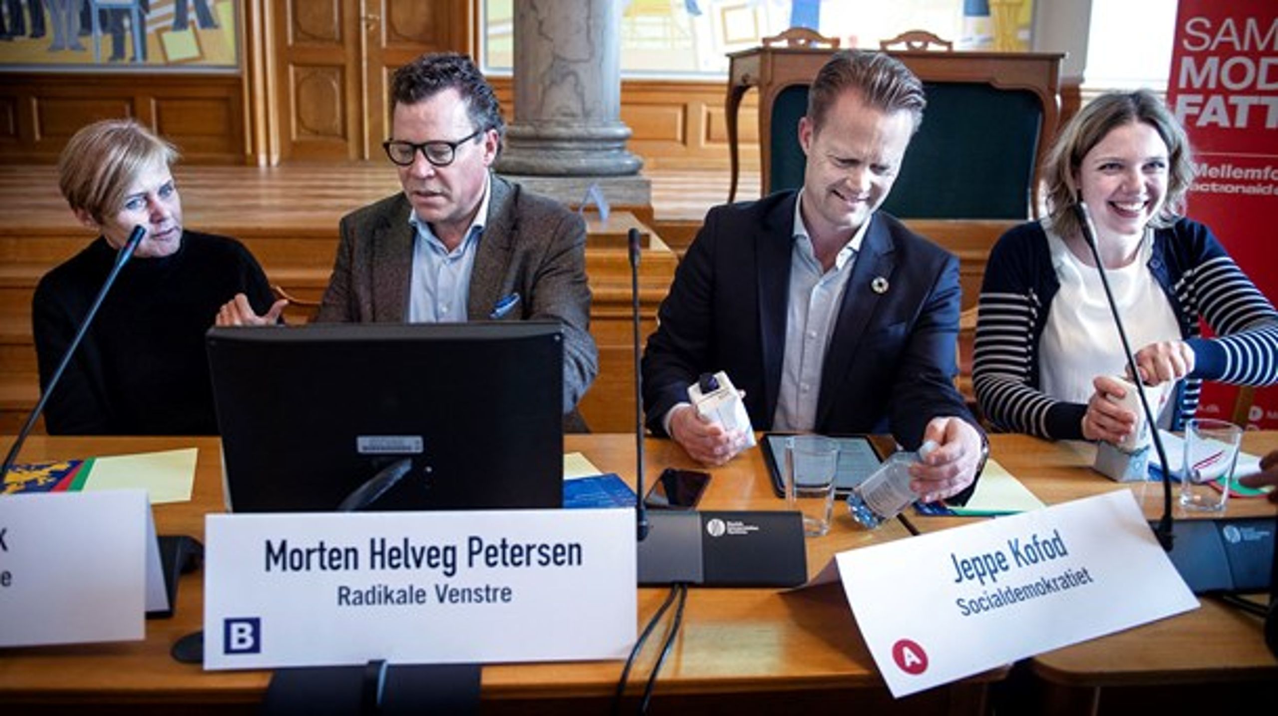 Radikales Morten Helveg (tv.) og Socialdemokratiets Jeppe Kofod (th.) er uenige om, hvorvidt muligheden for grænsekontrol er en fornuftig idé.
