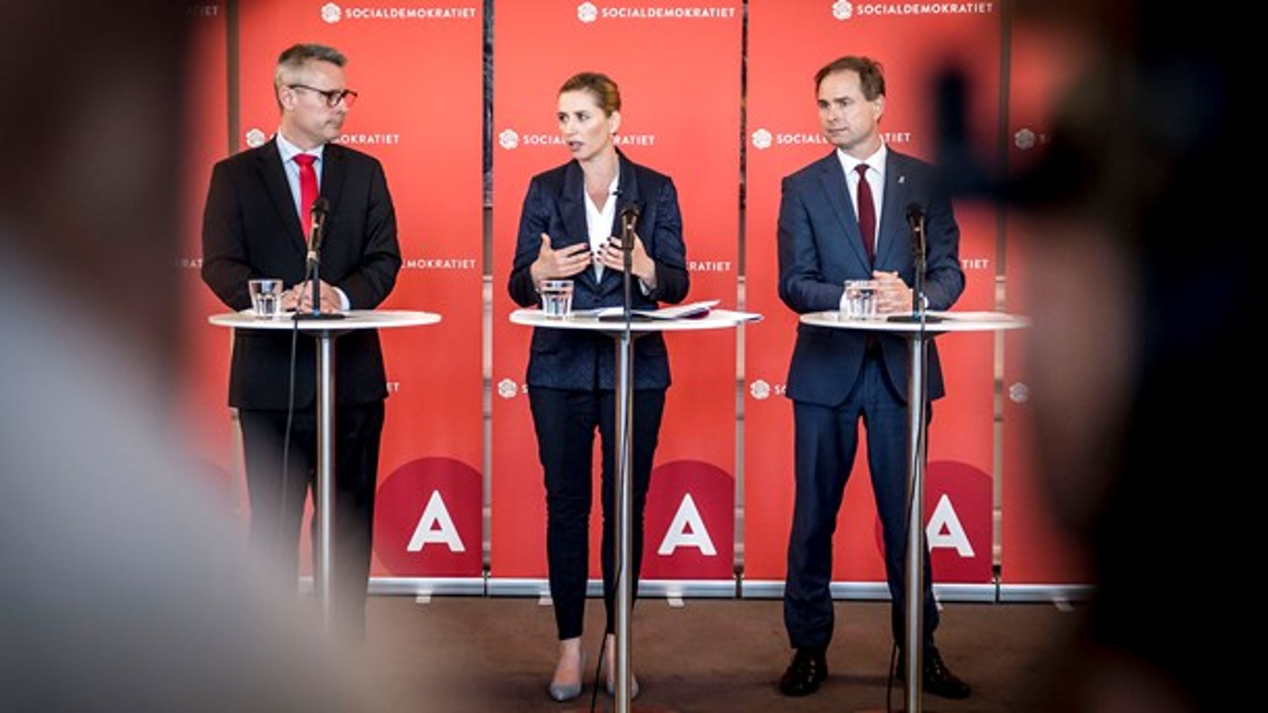 S-formand Mette Frederiksen præsenterede mandag en opdateret udgave af partiets 2025-plan sammen med Henrik Sass Larsen og Nicolai Wammen.