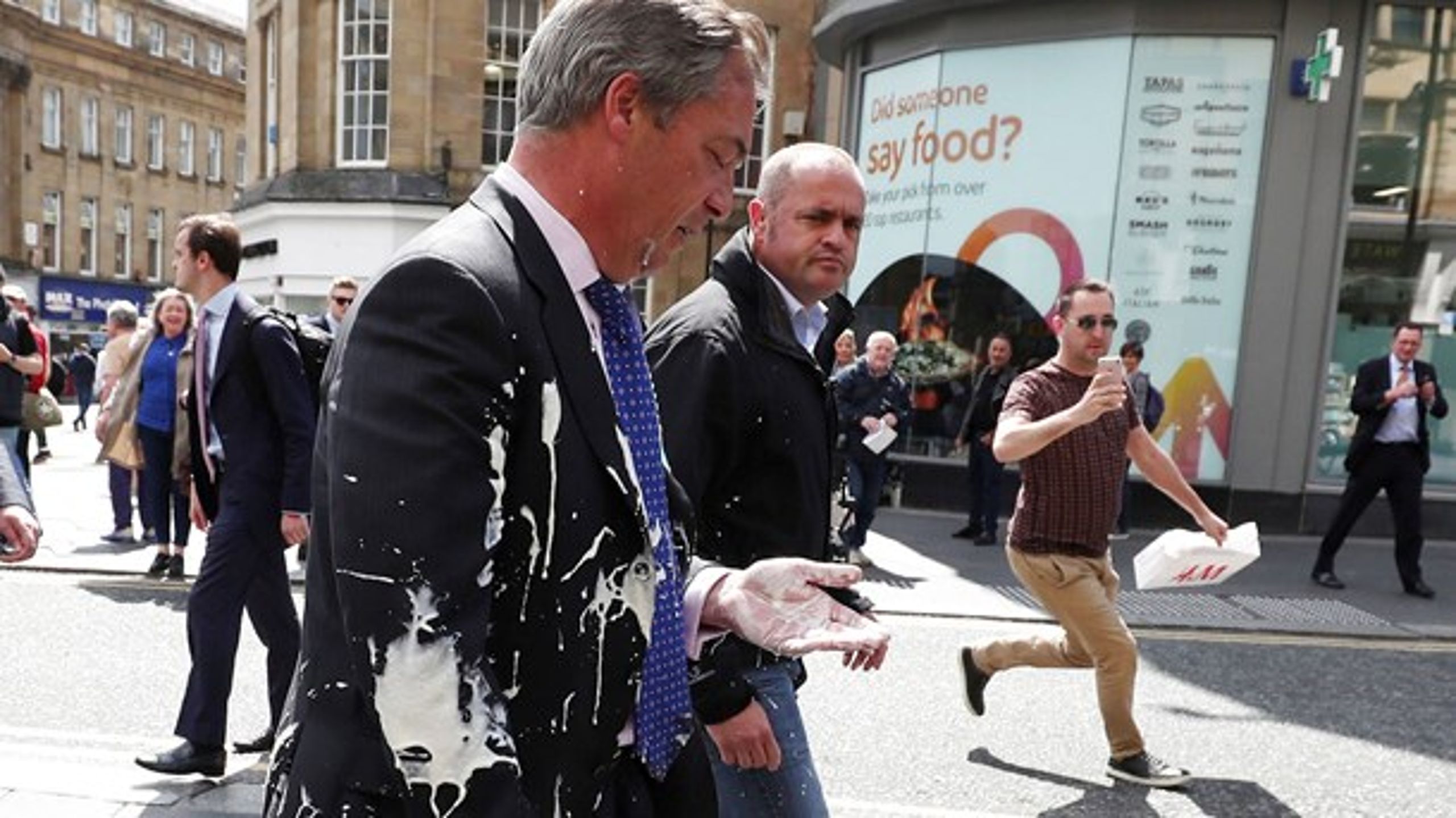 Nigel Farage blev angrebet med milkshake i Newcastle i mandags.
