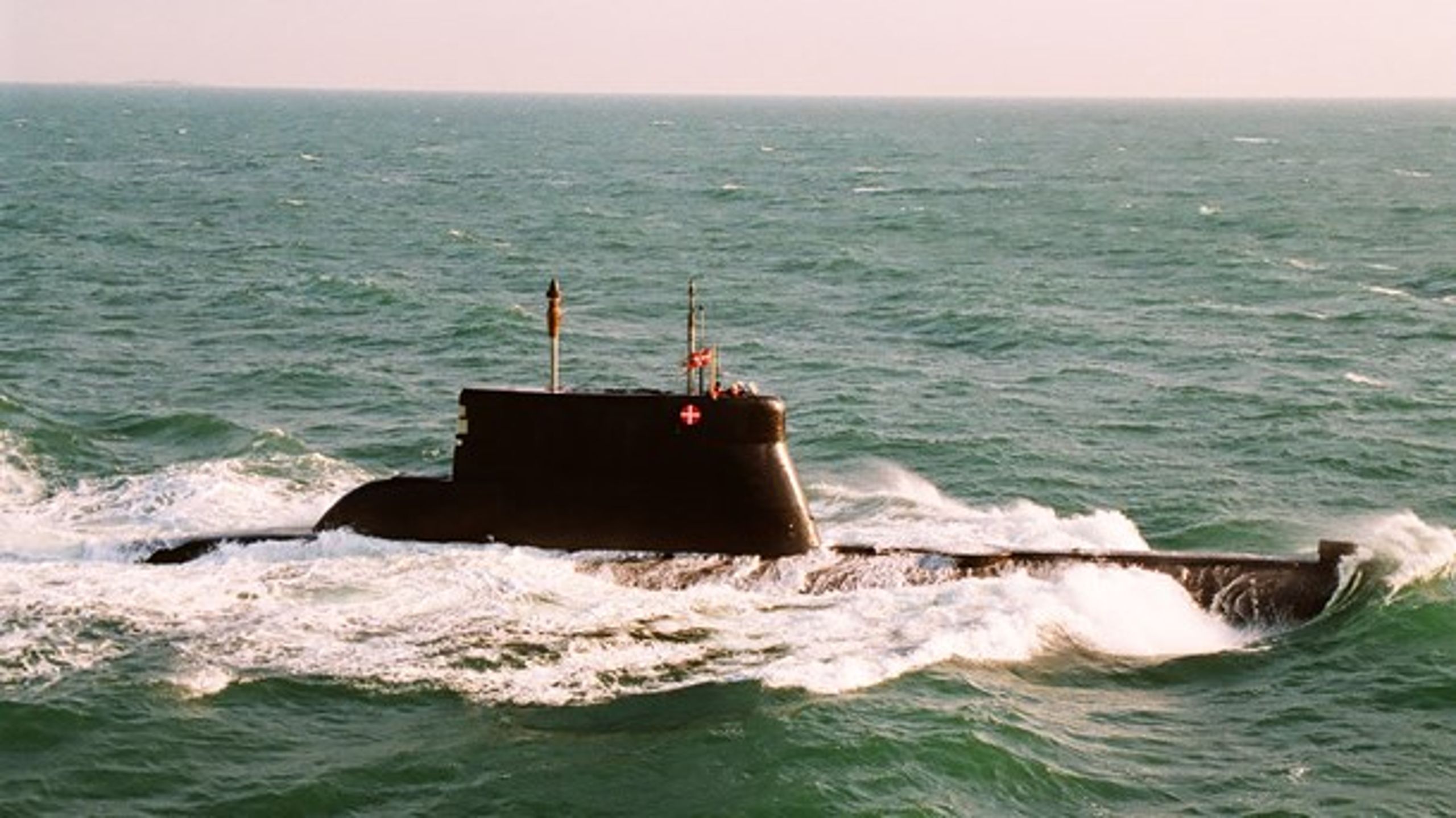 Dansk ubåd af Tumleren-klassen −&nbsp;sandsynligvis S324 Springeren −&nbsp;under overfladesejlads i Øresund i 2001.