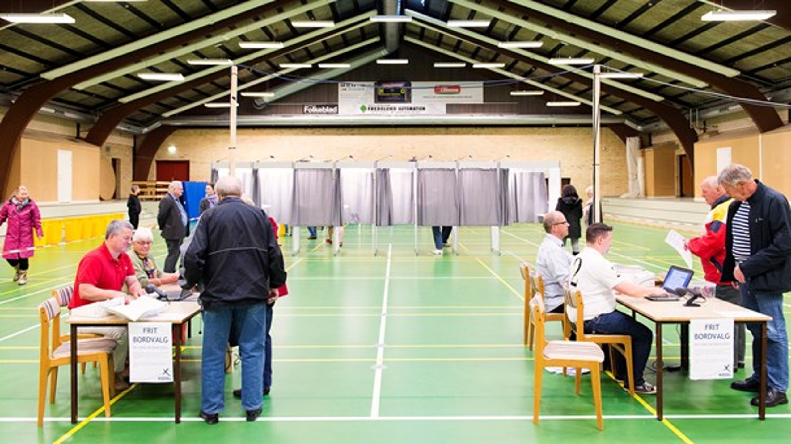 De danske vælgere er irrationelle, da stemmeprocenten til EU-valg ikke følger parlamentets stigende magt. Irrationaliteten skyldes medier og politikere, skriver Roger Buch.