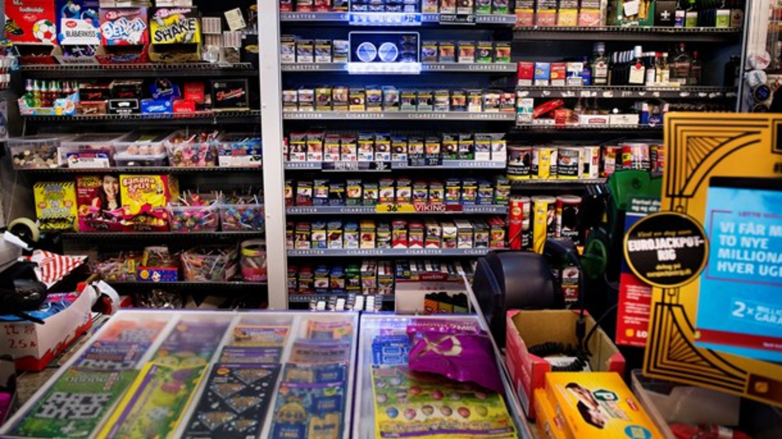 Udstillingsforbud&nbsp;for cigaretter skal gælde supermarkeder, tankstationer, kiosker og købmænd, mener Dansk Erhverv, Kræftens Bekæmpelse og Trygfonden.