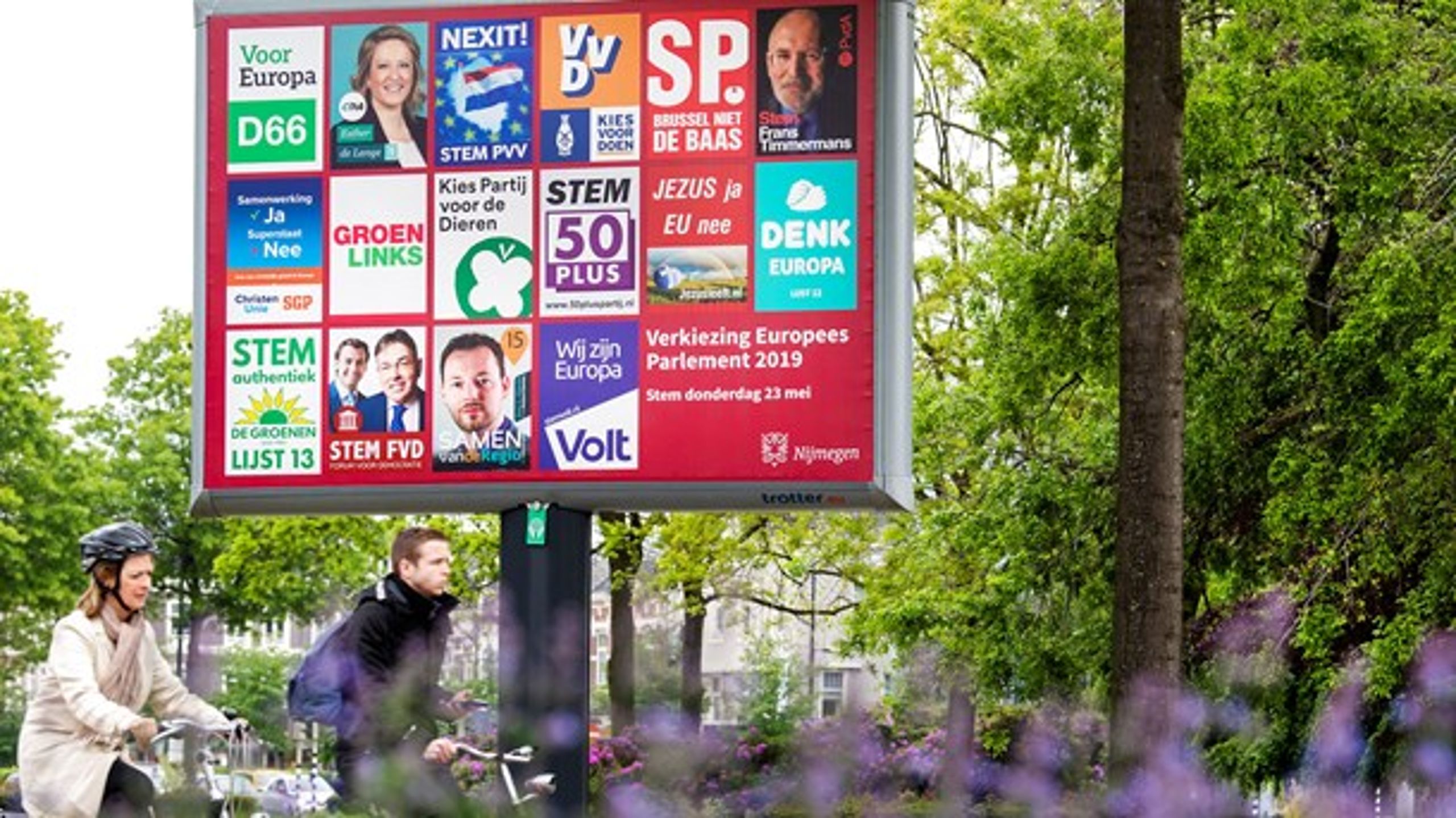 Alene
i Holland er der 16 partier i kamp om pladserne i Europa-Parlamentet, herunder
både Dyrepartiet, et seniorparti og Jesus Lever-partiet.