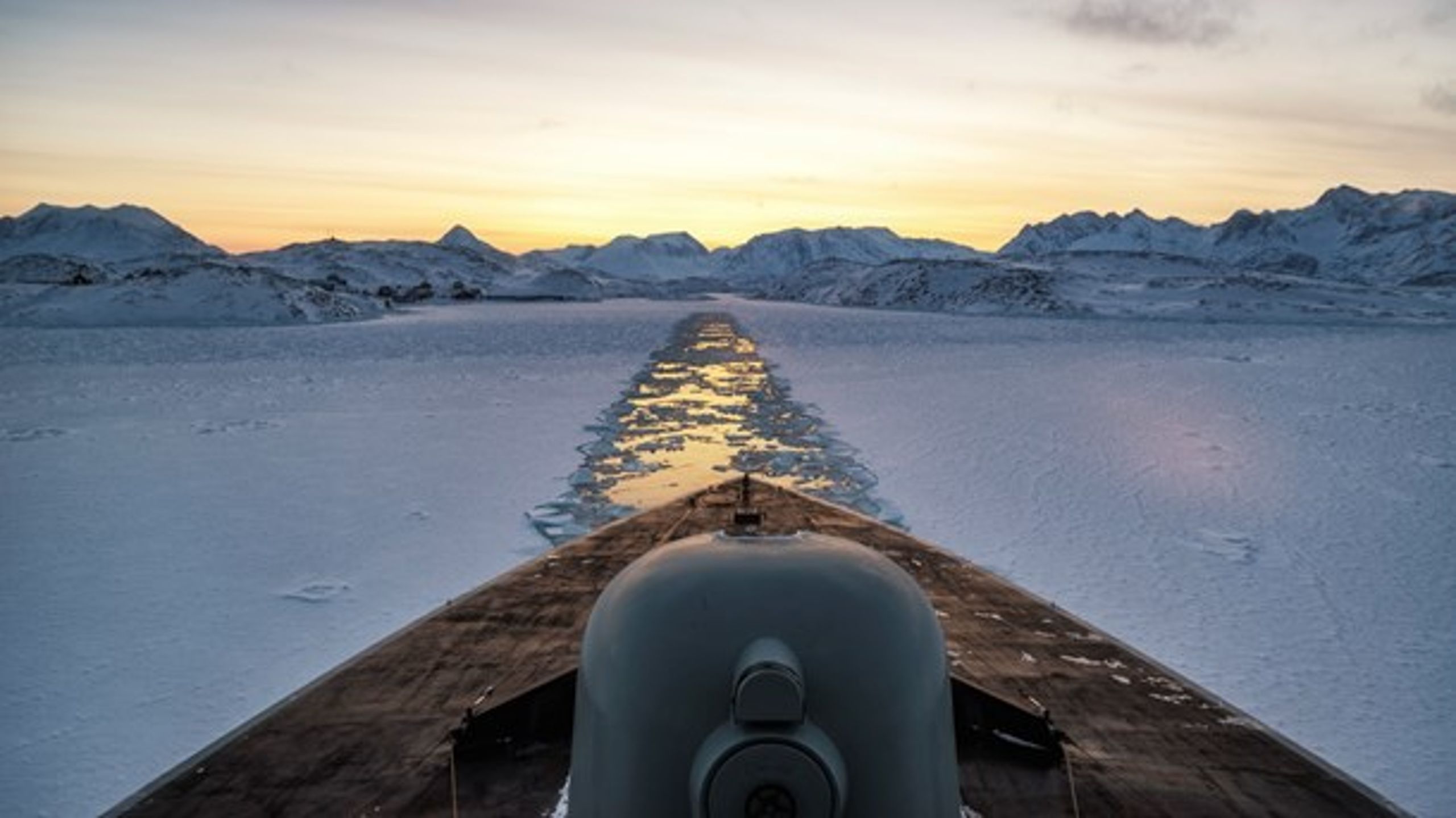 Inspektionsfartøjet P571 Ejnar Mikkelsen bryder is ved Grønlands kyst i begyndelsen af marts 2018.