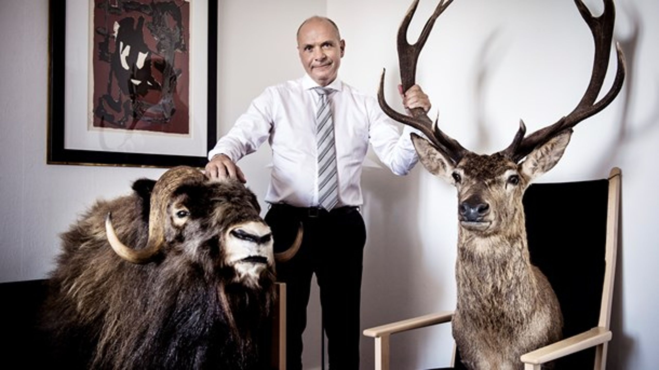Søren Gade kan lide at gå på jagt. Her poserer han med trofæer, han selv har nedlagt.