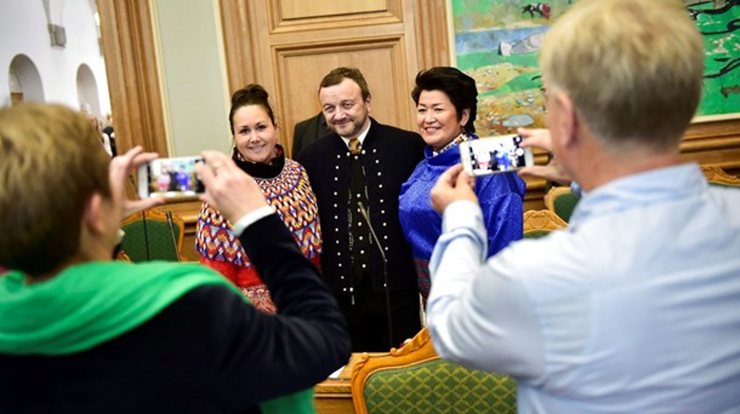 De to grønlandske MF'er, Aaja Chemnitz Larsen (t.v.) og Aleqa Hammond (t.h.), sammen med det færøske folketingsmedlem Magni Arge (i midten) ved Folketingets åbning i 2016.