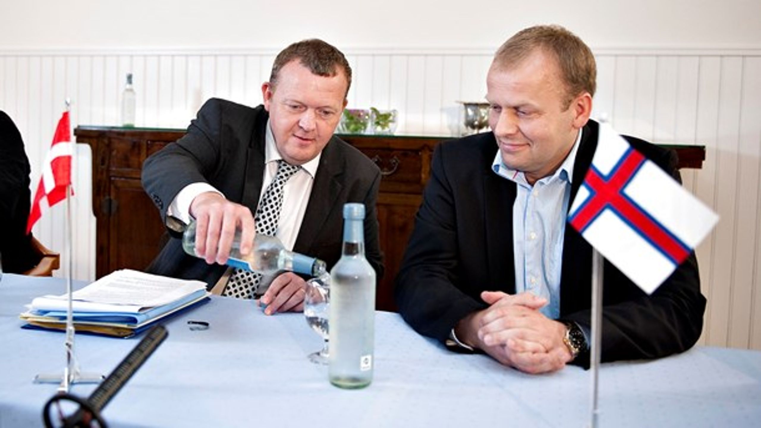 Sambandspartiets spidskandidat, tidligere lagmand Kai Leo Holm Johannesen (t.h.), ses her sammen med Lars Løkke Rasmussen (t.v.) ved et rigsmøde i 2010.