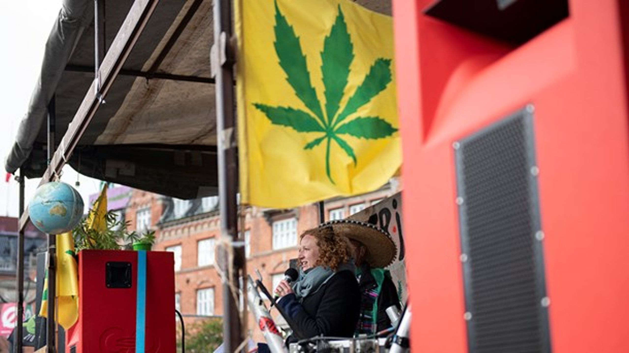 Rosa Lund (EL) på talerstolen til en demonstration for legalisering af hash.
