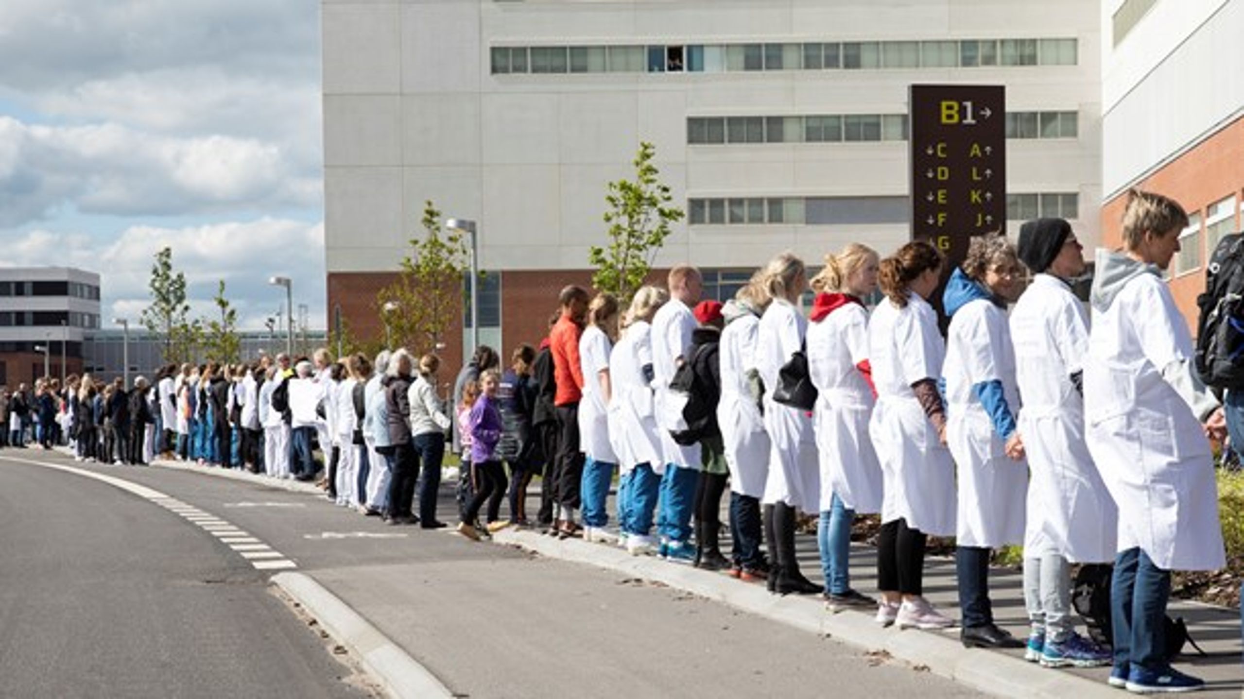 Medarbejdere på Aarhus Universitetshospital&nbsp;dannede i maj en menneskekæde rundt om hospitalet i Skejby, fordi de protesterede mod besparelser.