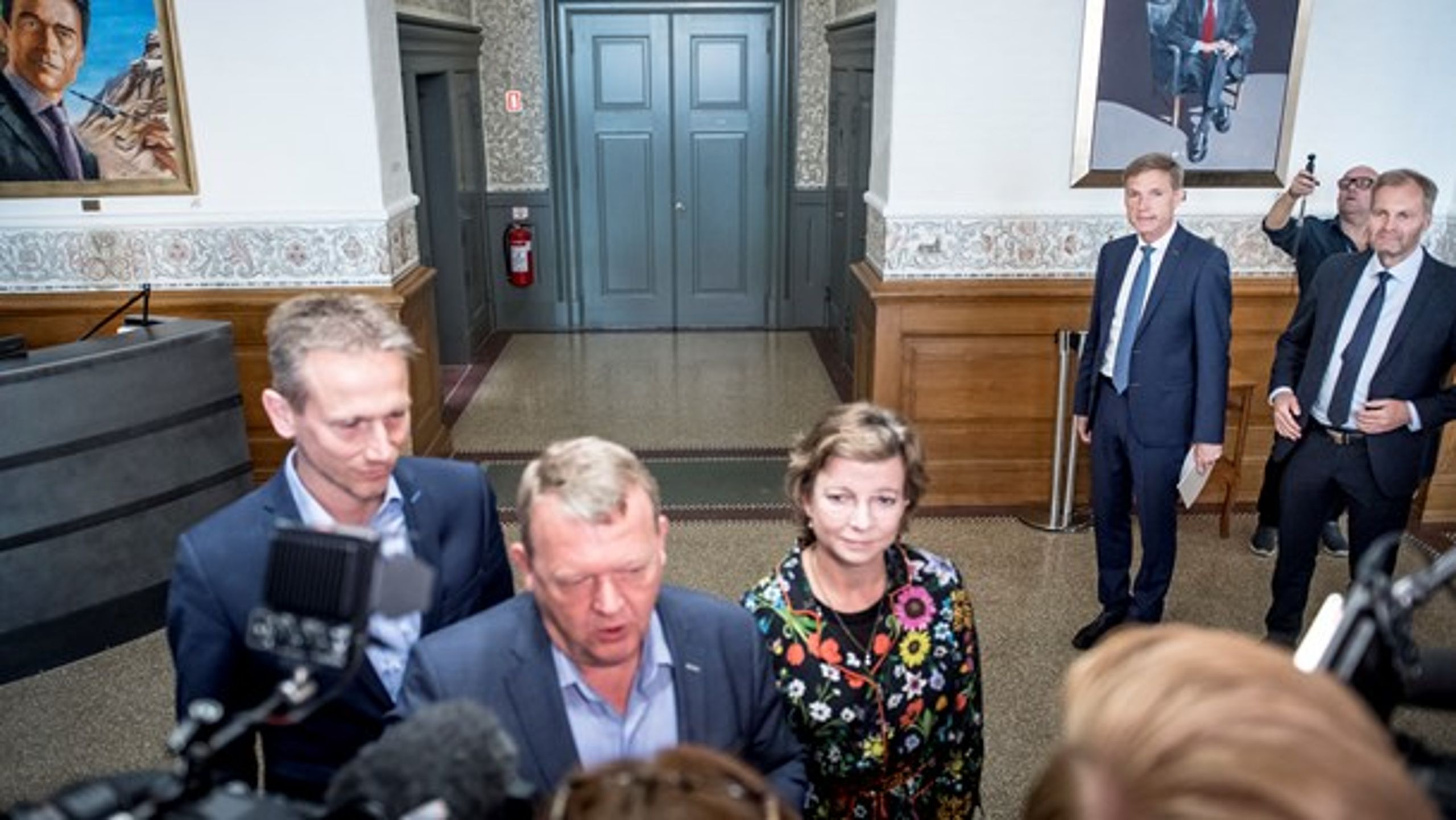 Lars Løkke udtaler sig til pressen efter forhandlinger med Mette Frederiksen. I baggrunden venter Dansk Folkepartis forhandlere på at komme ind.&nbsp;