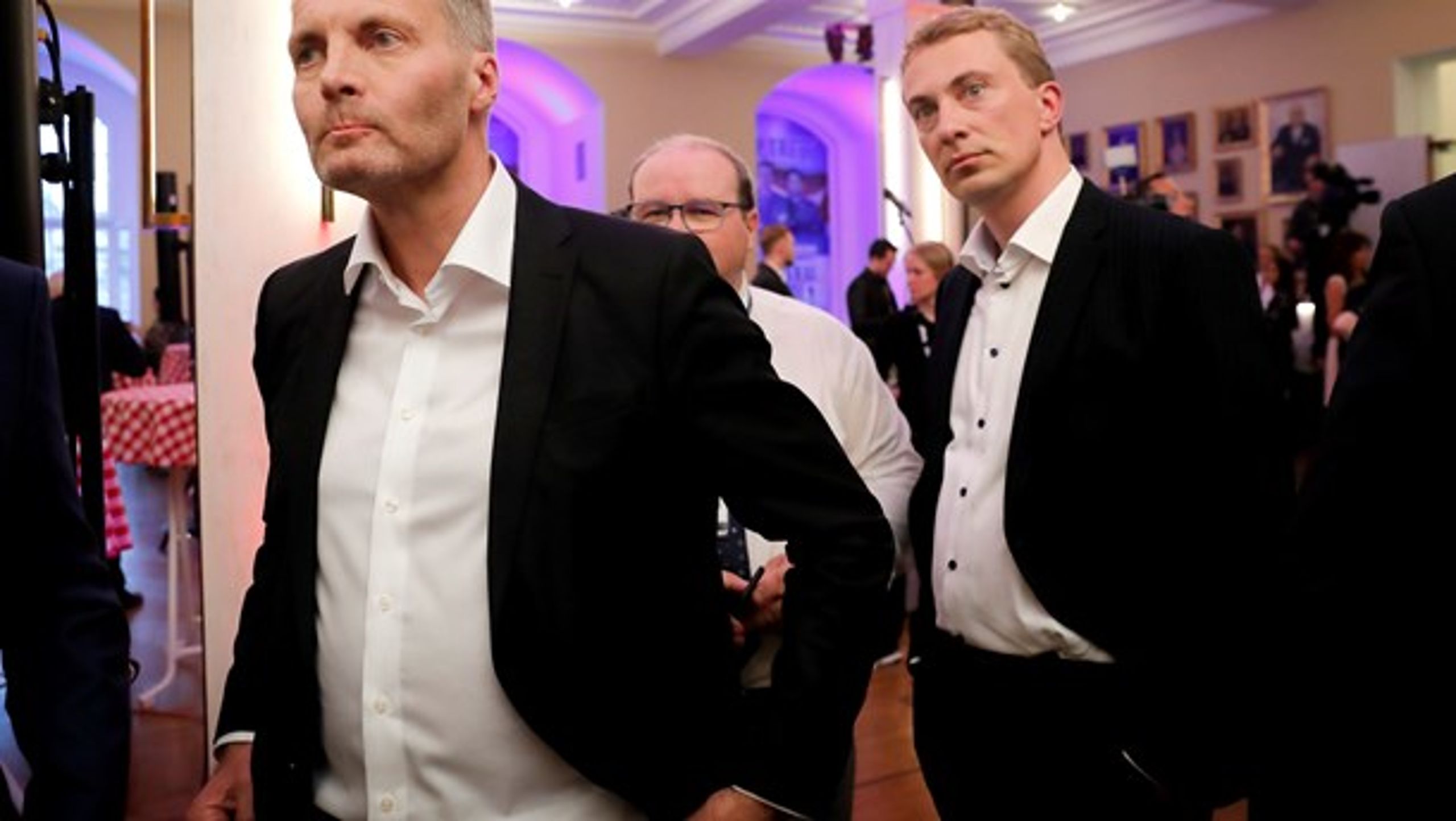 Vantroen og skuffelsen stod malet i ansigterne på Peter Skaarup (tv.) og Morten Messerschmidt. Bag dem kan man skimte pressechef og central strateg Søren Søndergaard.