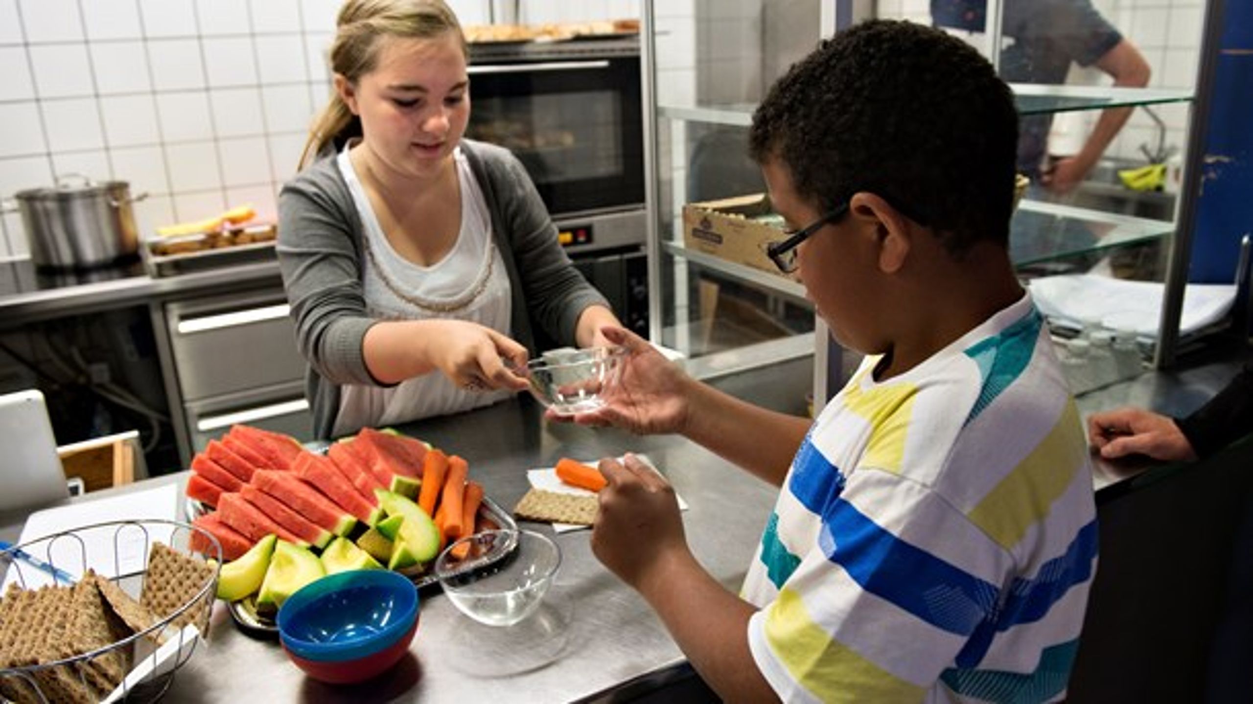 Fokus på sunde måltider i skolen kan bidrage til et fald i overvægt og styrke børnenes indlæring, skriver Danske Regioner.