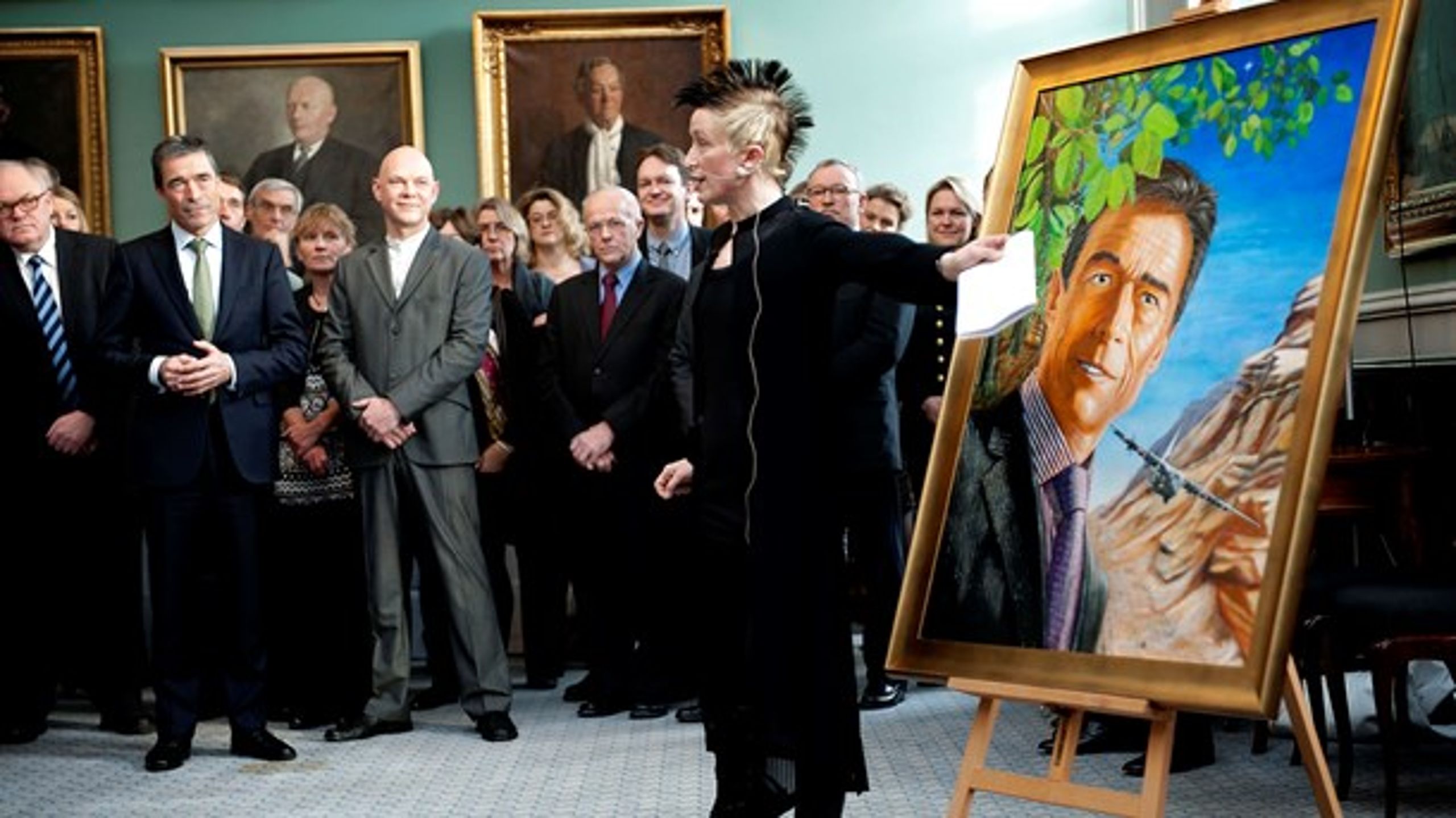 Kunstmaler Simone Aaberg Kærn illustrerede armslængdens væsentlighed ved at lade Anders Fogh Rasmussen træffe alle beslutninger om sit eget portræt, fortæller hun.