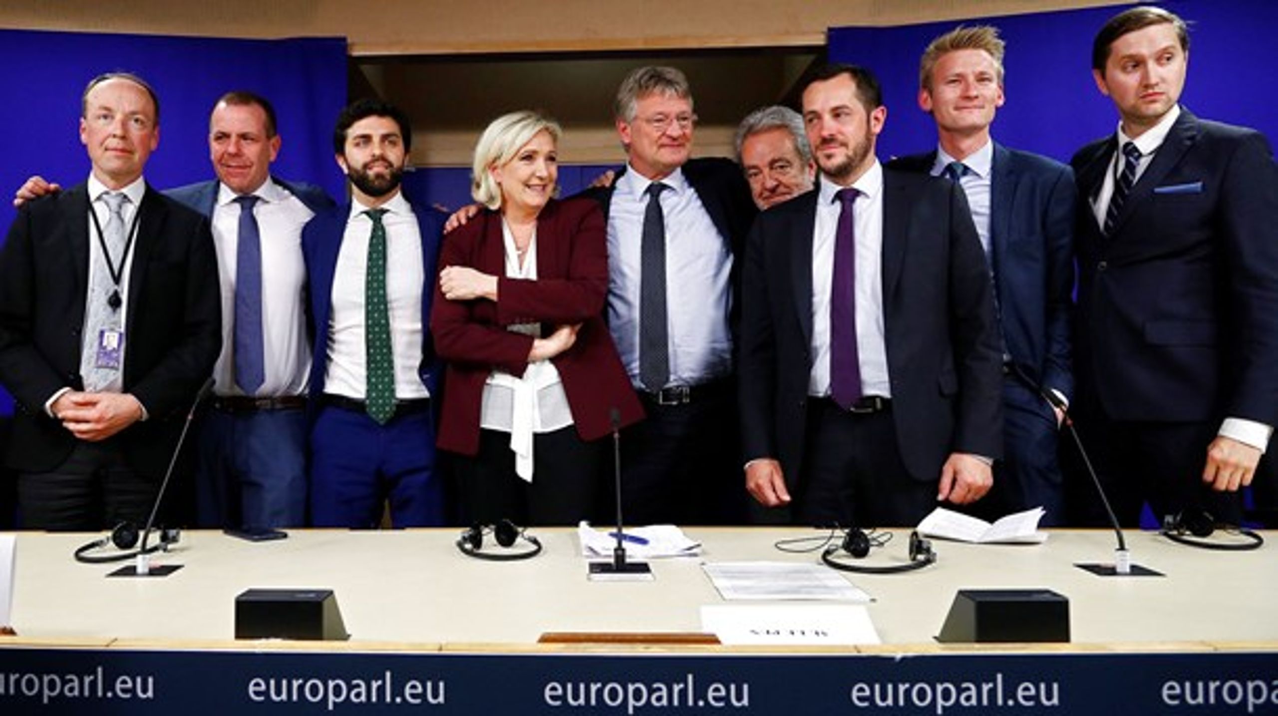 Repræsentanterne for de ni partier, der udgør den politiske gruppe, som Dansk Folkepartis nu eneste medlem af Europa-Parlamentet, Peter Kofod (nr. to&nbsp;fra højre), skal sidde i.