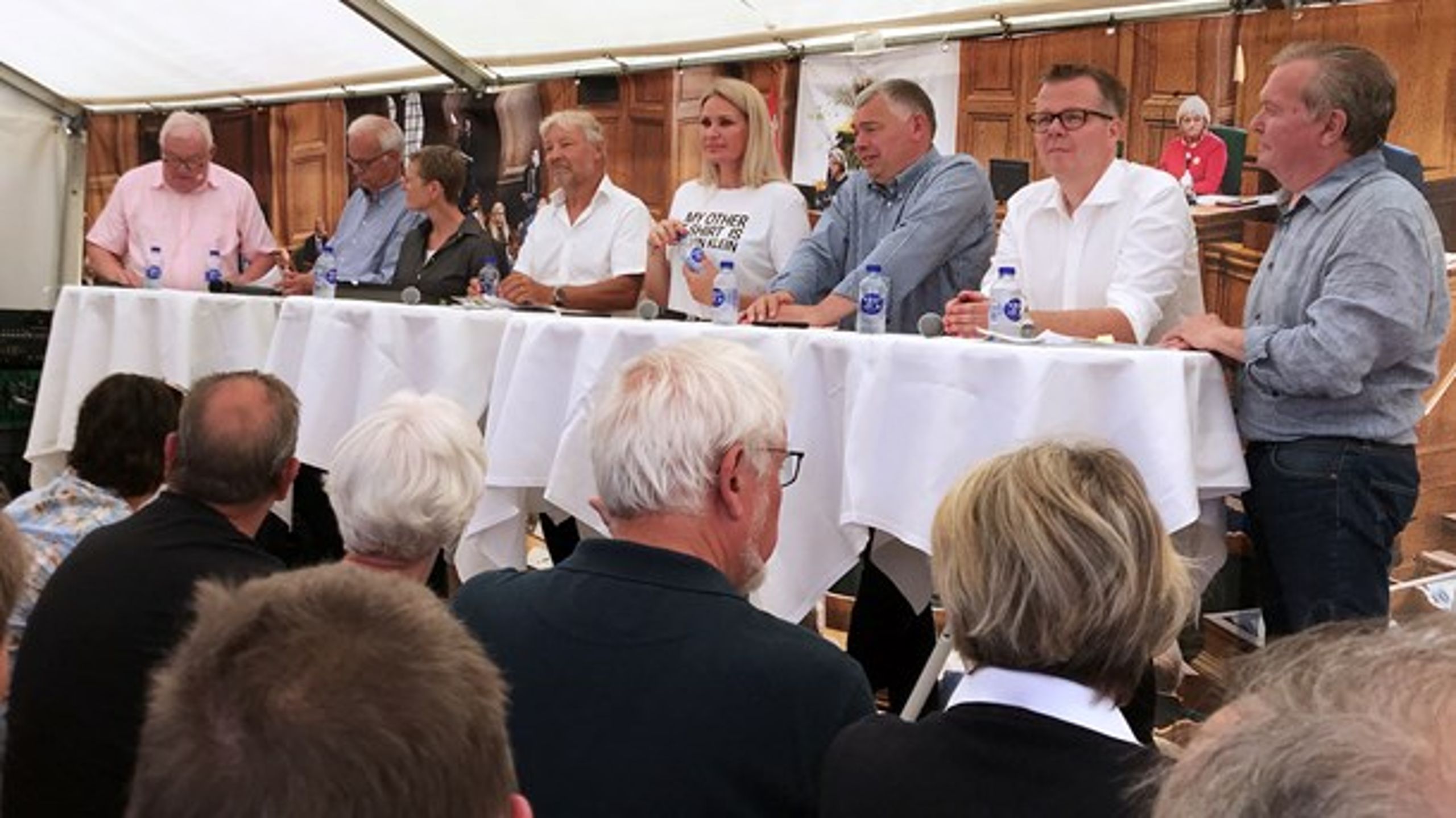 Rigs- og statsrevisorer diskuterer problemerne i Skat i Folketingets telt ved Folkemødet på Bornholm.