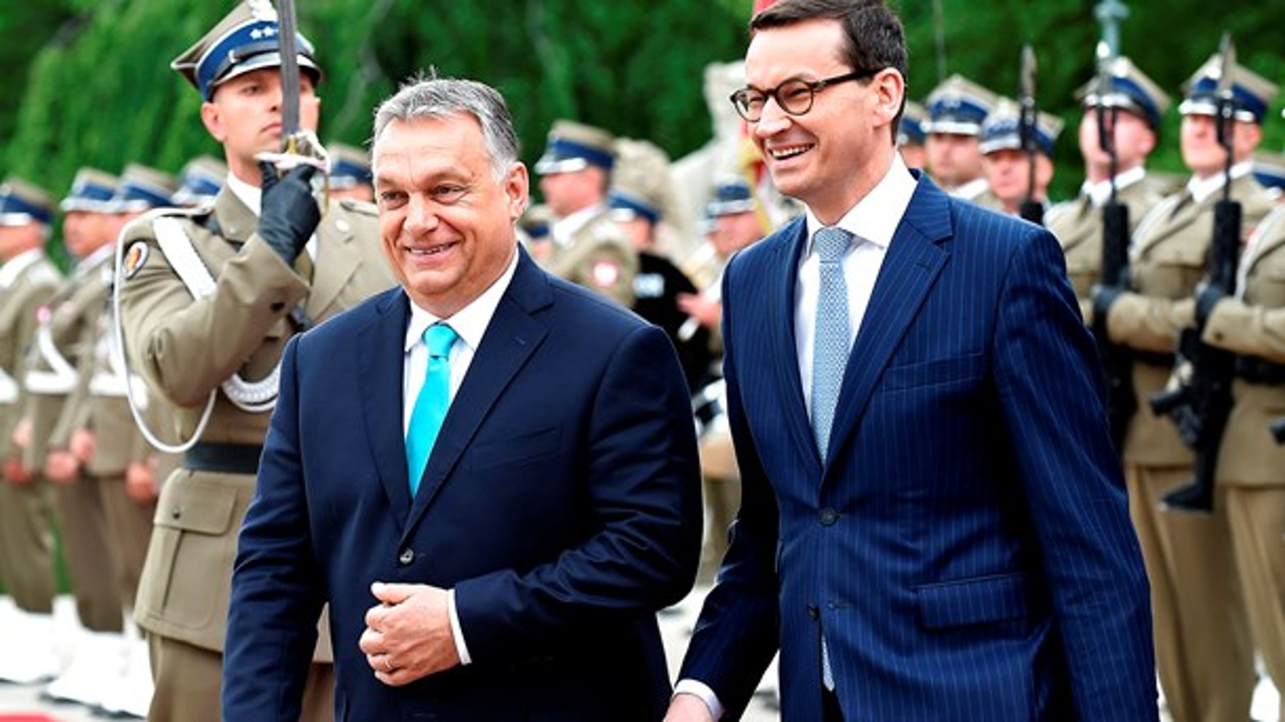 Det er en farlig vej at gå, hvis EU undlader at reagere på Ungarn og Polens illiberale politik, skriver Vibe Termansen. (På billedet premierminister i Ungarn Viktor Orbán og premierminister i Polen Mateusz Morawieckis).