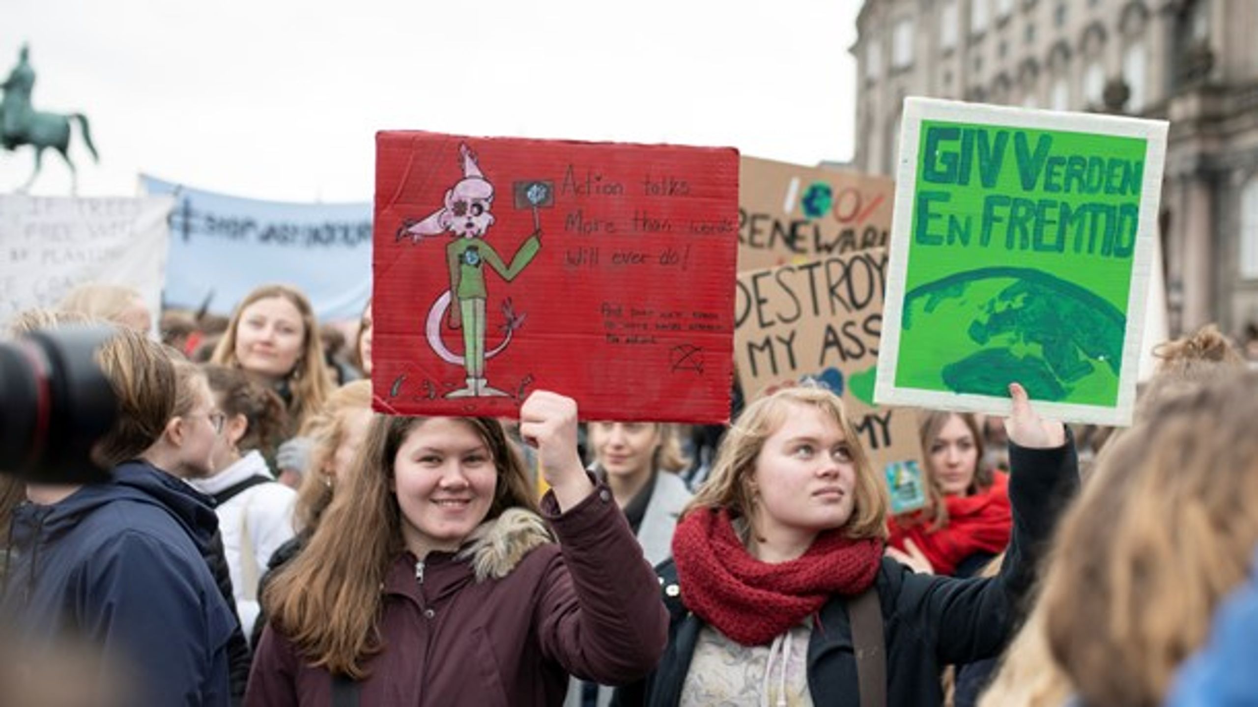 Danske unge demonstrerer mod de danske klimaambitioner. EU-Kommissionen er heller ikke vildt imponeret.