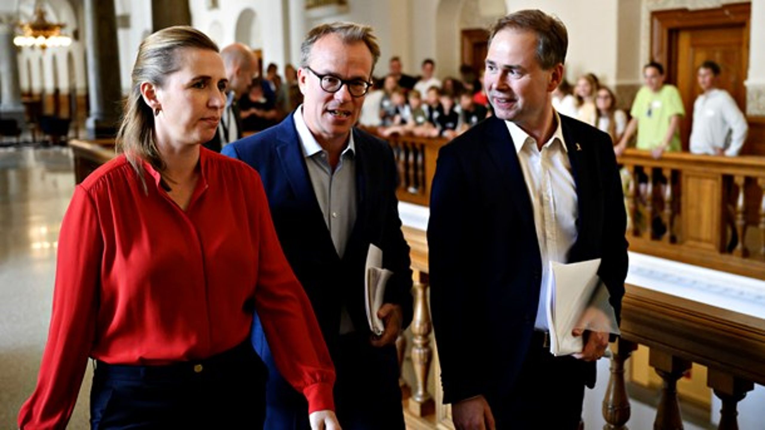 S-formand Mette Frederiksen med rådgiver Martin Rossen og næstformand Nicolai Wammen (S) på vej til forhandlinger med Enhedslisten tirsdag.