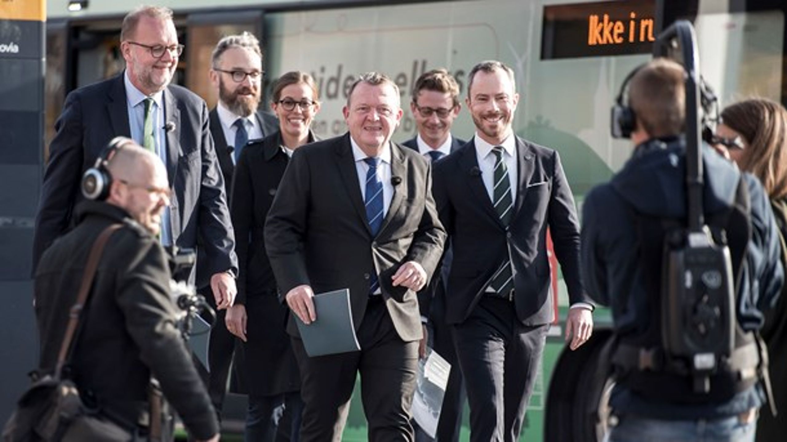 Smilene var brede, da regeringen med Lars Løkke Rasmussen tilbage i oktober fremlagde sit klimaudspil med, hvordan Danmark skal leve op til EU's klimamål. EU-Kommissionen ser dog en række huller i de danske planer.