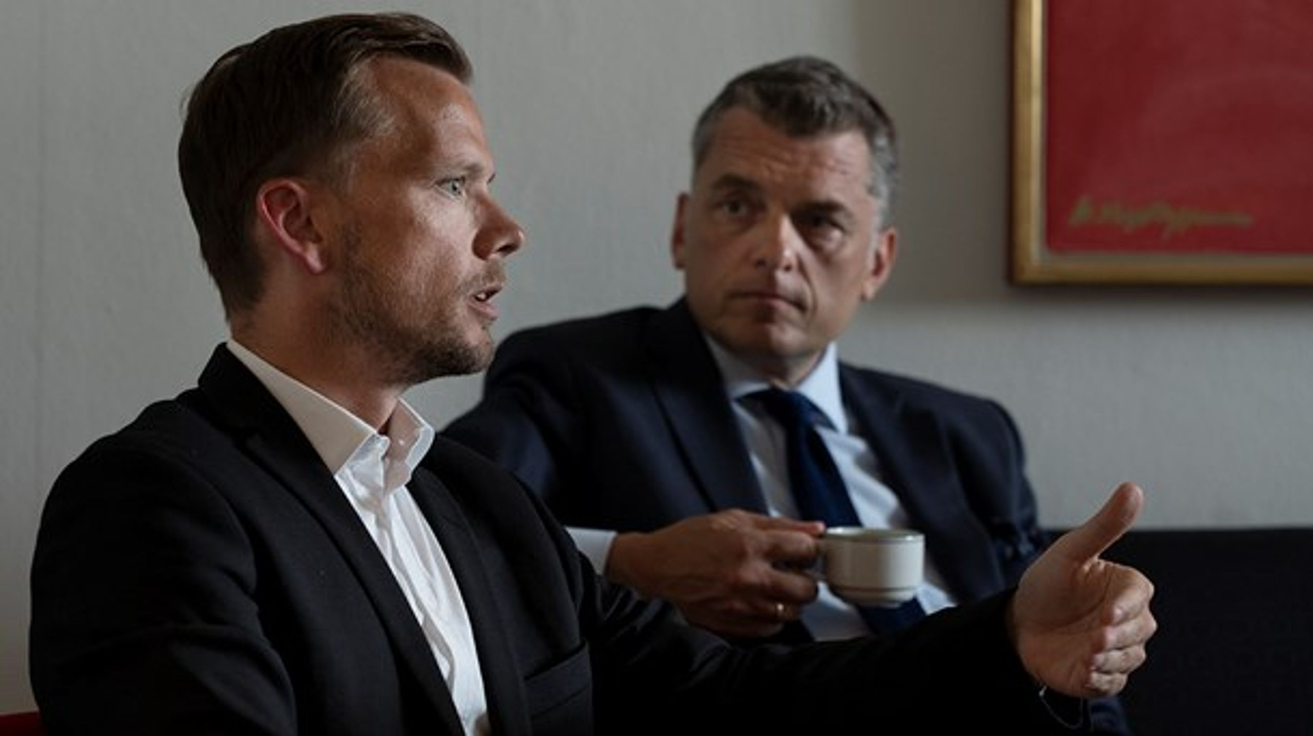 Jan E. Jørgensen (V) og Peter Hummelgaard (S) er blandt dem, der mener, at Den Korte Radioavis gik over stregen med påstandende om Henrik Sass Larsen (S).&nbsp;