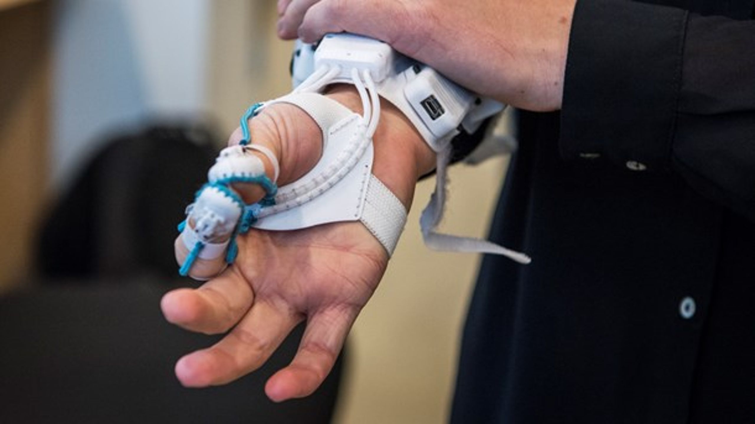 Odense&nbsp;Robotics. Robothånd til mennesker, som mangler en eller flere fingre. Forskningsalliancen nævner blandt andet robotvirksomheder på Fyn som et eksempel på succesfulde forskningsvirksomheder.
