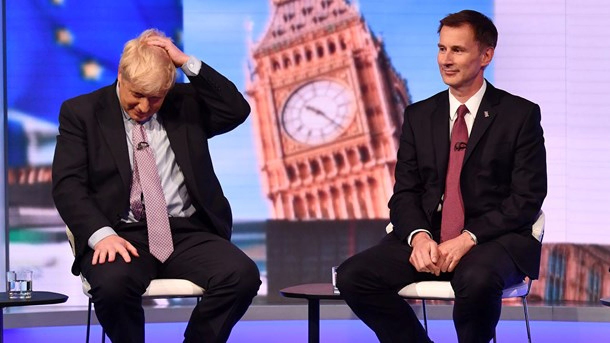 Boris Johnson (tv.) og Jeremy Hunt (th.) kæmper om at blive Theresa Mays afløser.