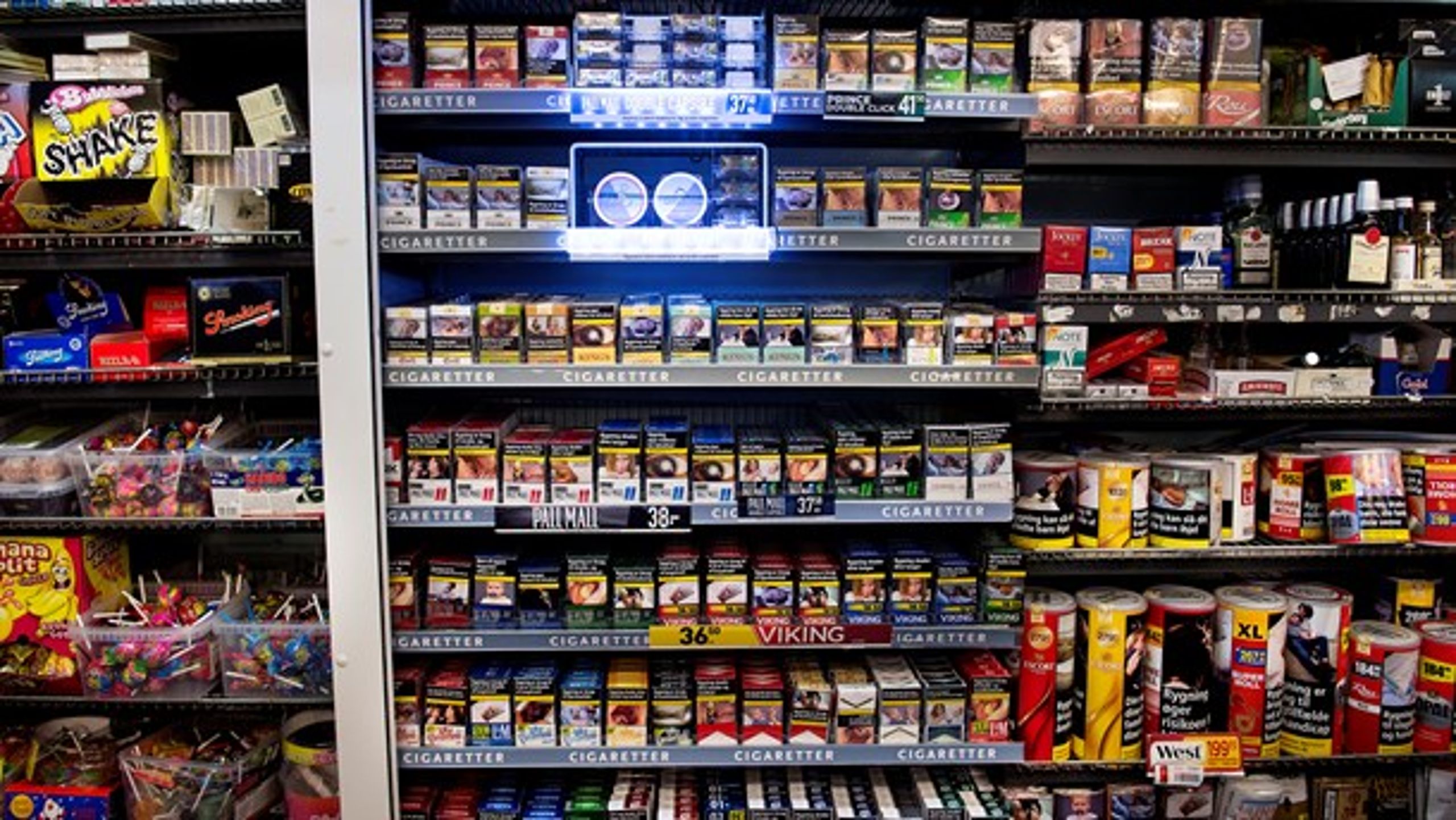 I to af tre butikker er tobak synligt ved kassen. Det skal være obligatorisk for alle forhandlere at skjule tobakken, mener Kræftens Bekæmpelse og Trygfonden.