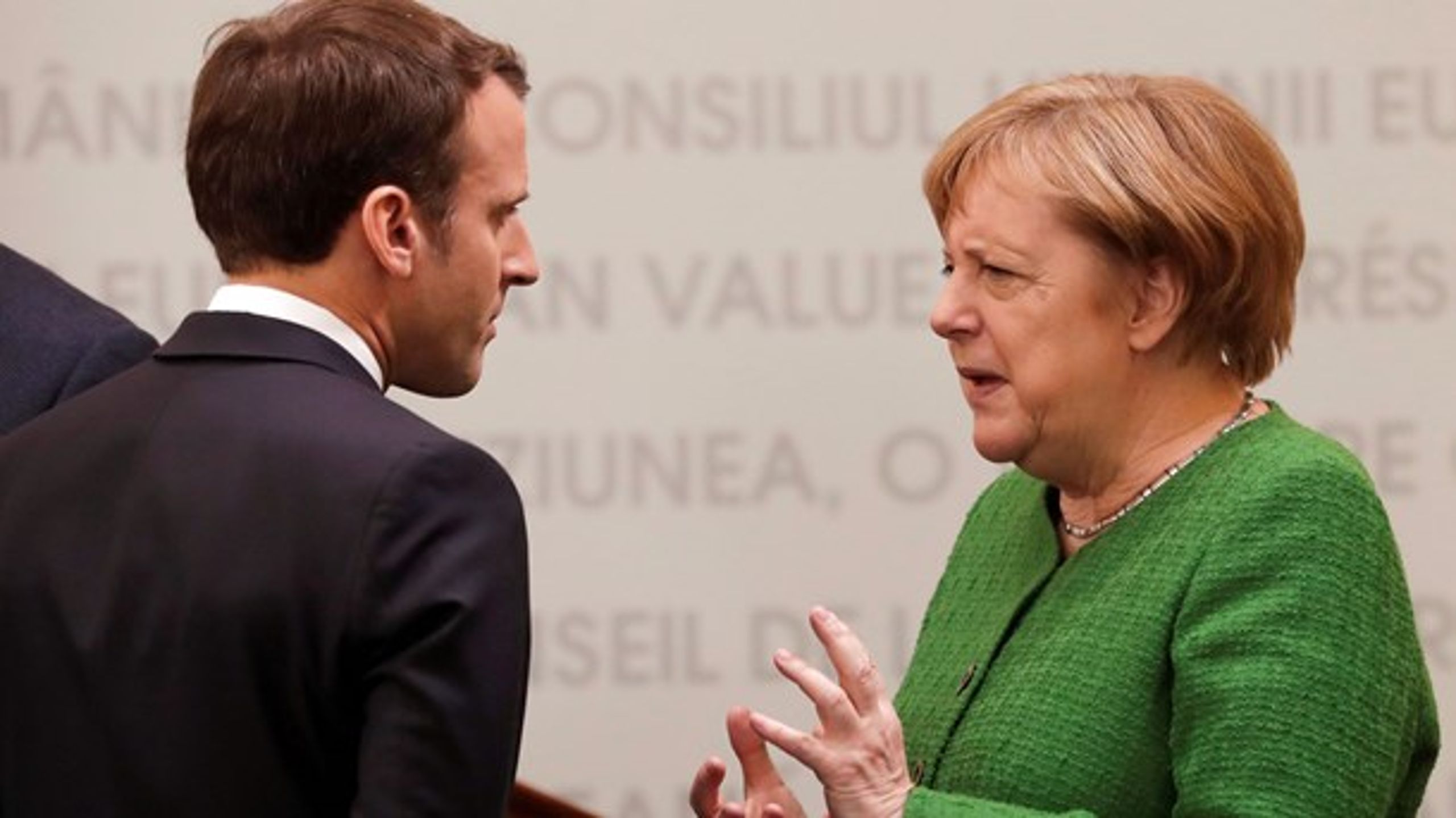 En magtkamp&nbsp;mellem den franske præsident, Emmanuel Macron, og den tyske kansler, Angela Merkel, om fordelingen af EU's topposter spiller en afgørende rolle i, hvem der har en chance for at løbe med jobbene.